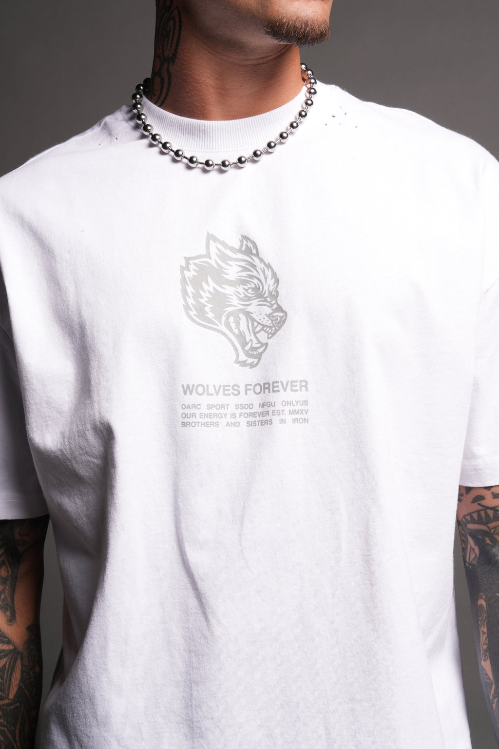 Wolves Have Your Back Distressed Grunge Mid Length Raw Hem Tee In White - imagem 7
