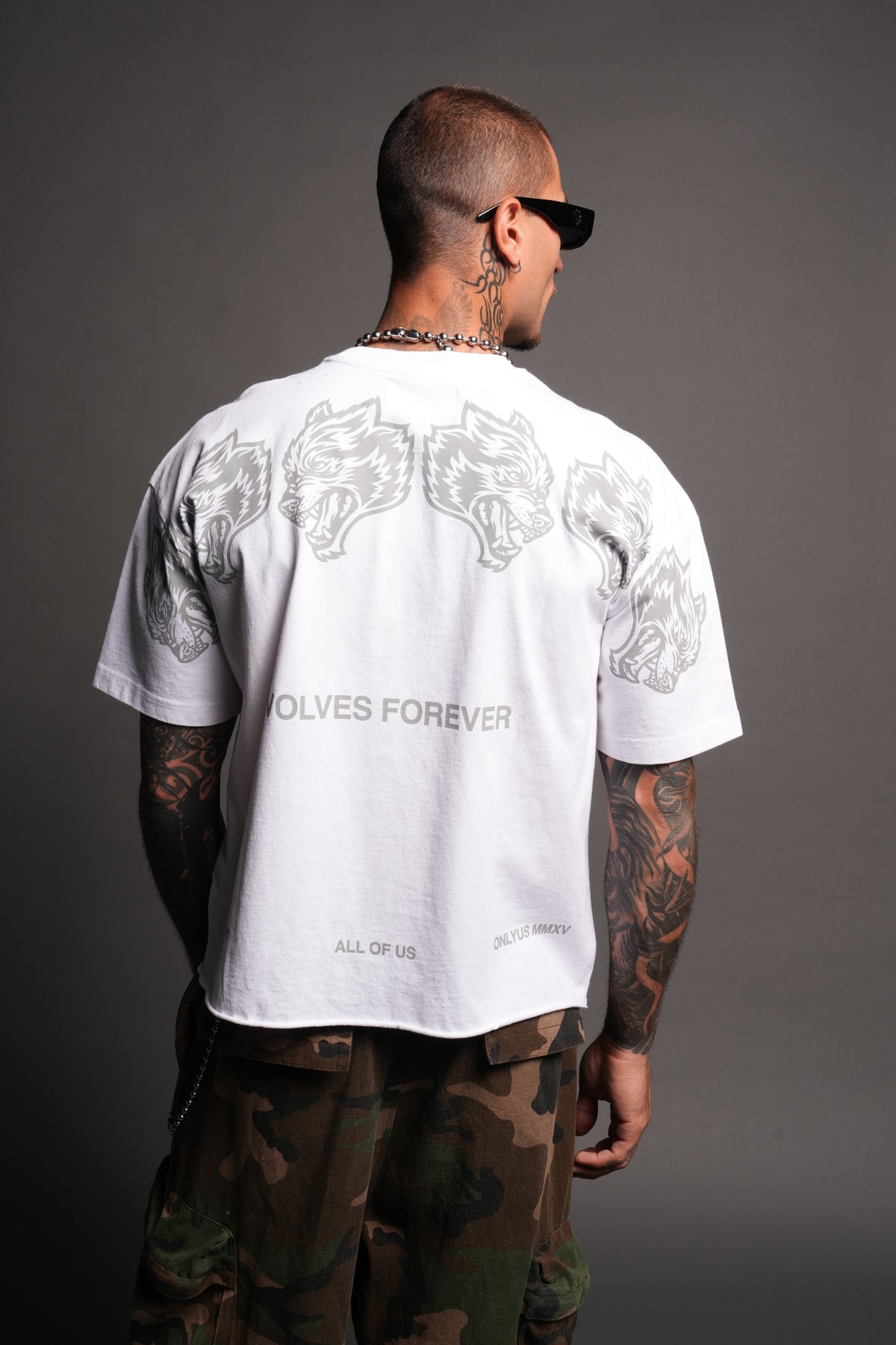 Wolves Have Your Back Distressed Grunge Mid Length Raw Hem Tee In White - imagem 4