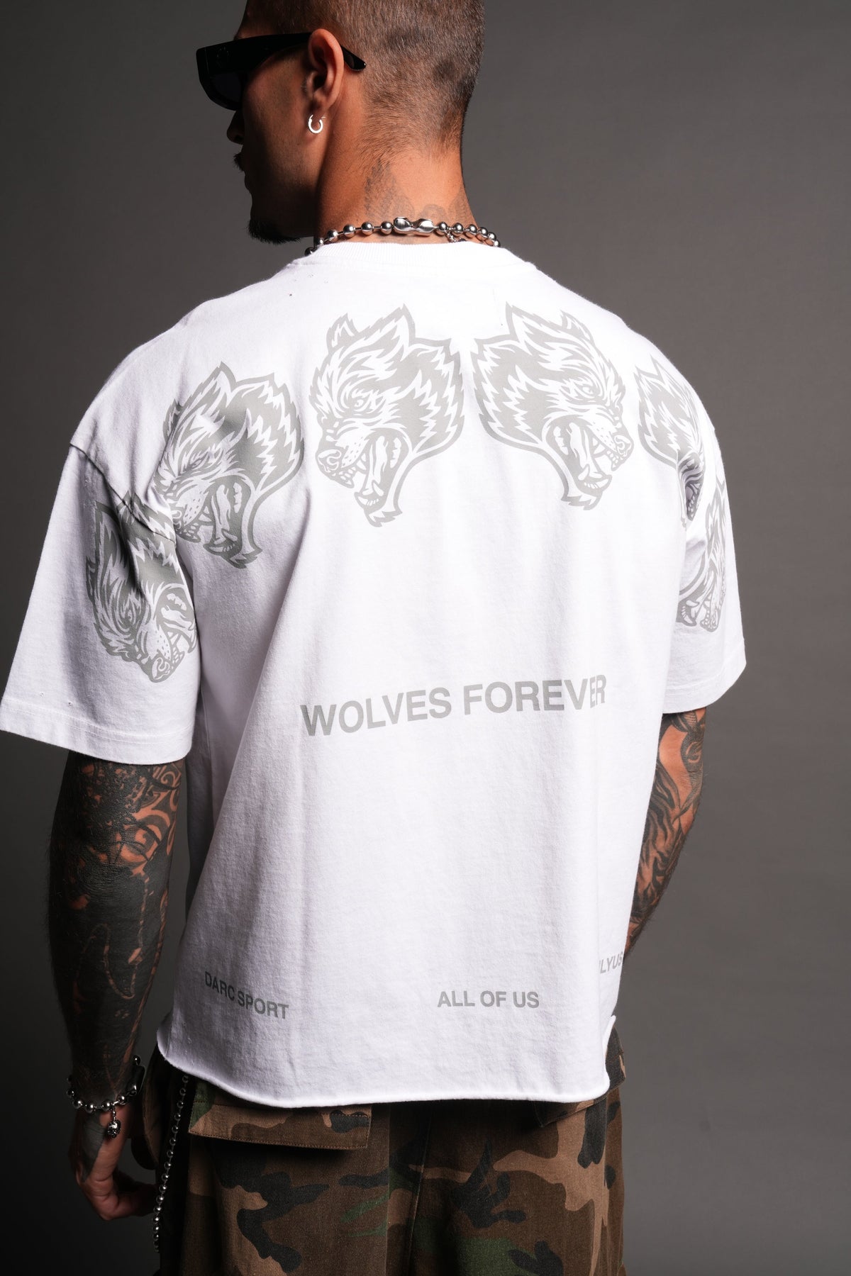 Wolves Have Your Back Distressed Grunge Mid Length Raw Hem Tee In White - imagem 8