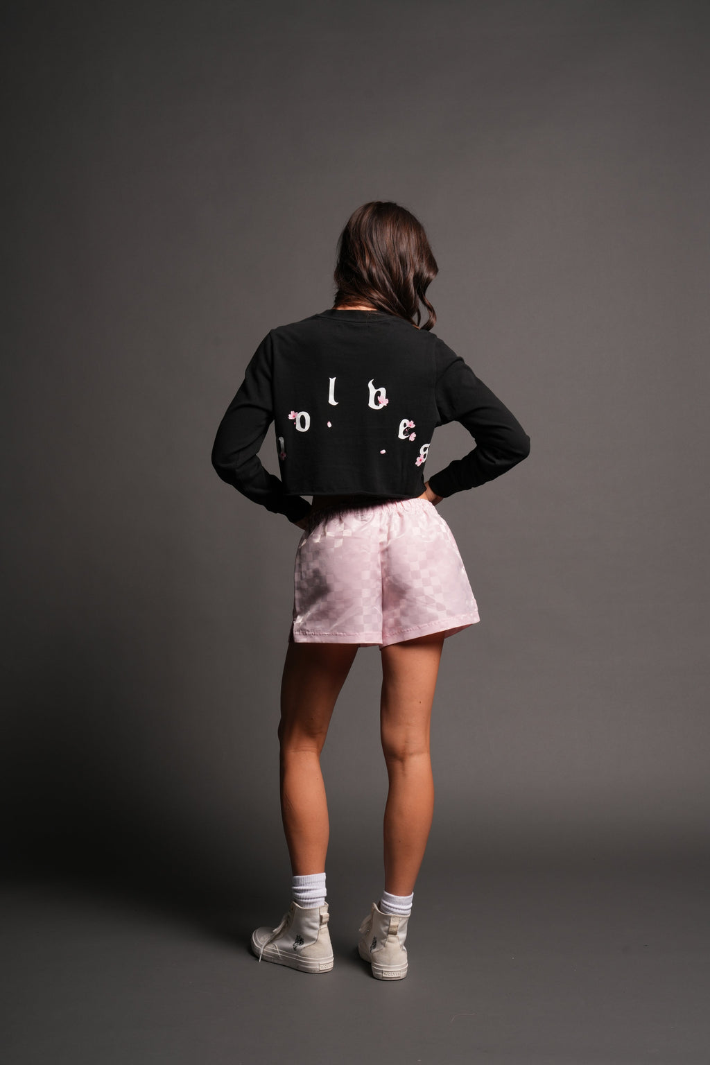 Sakura Pyramid Premium Cropped Ls Tee In Black — imagem 4