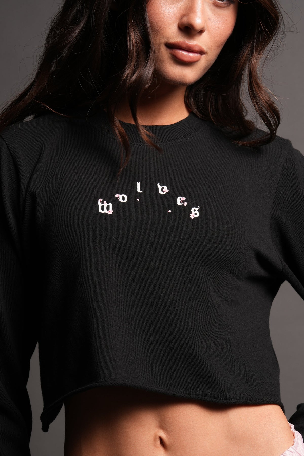 Sakura Pyramid Premium Cropped Ls Tee In Black — imagem 5