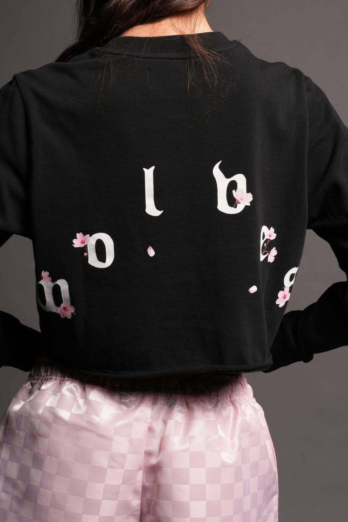 Sakura Pyramid Premium Cropped Ls Tee In Black — imagem 6