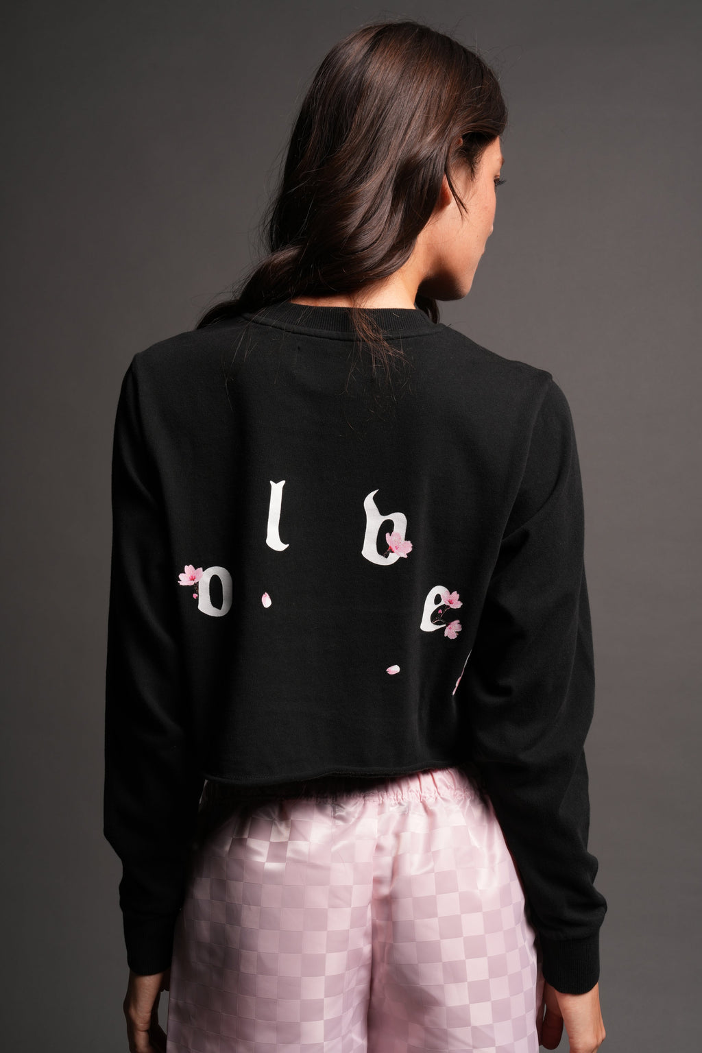 Sakura Pyramid Premium Cropped Ls Tee In Black — imagem 2