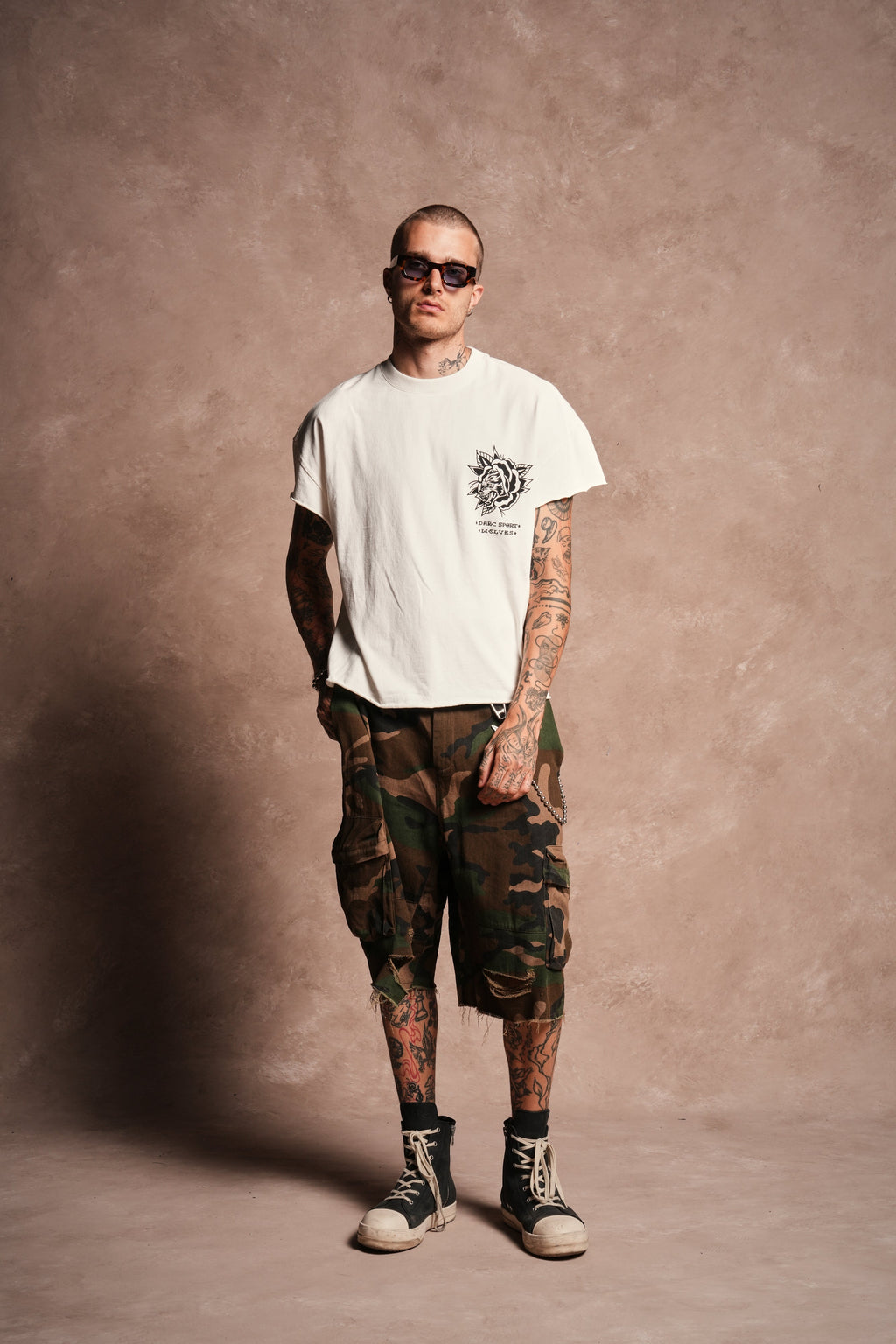 Wolf Head Rose Distressed Grunge Mid Length Raw Hem Cap Sleeve Tee in Cream