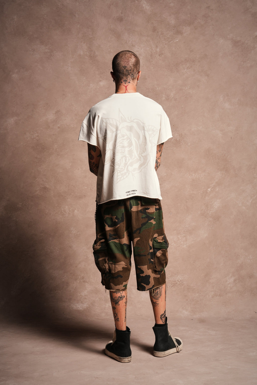 Wolf Head Rose Distressed Grunge Mid Length Raw Hem Cap Sleeve Tee in Cream