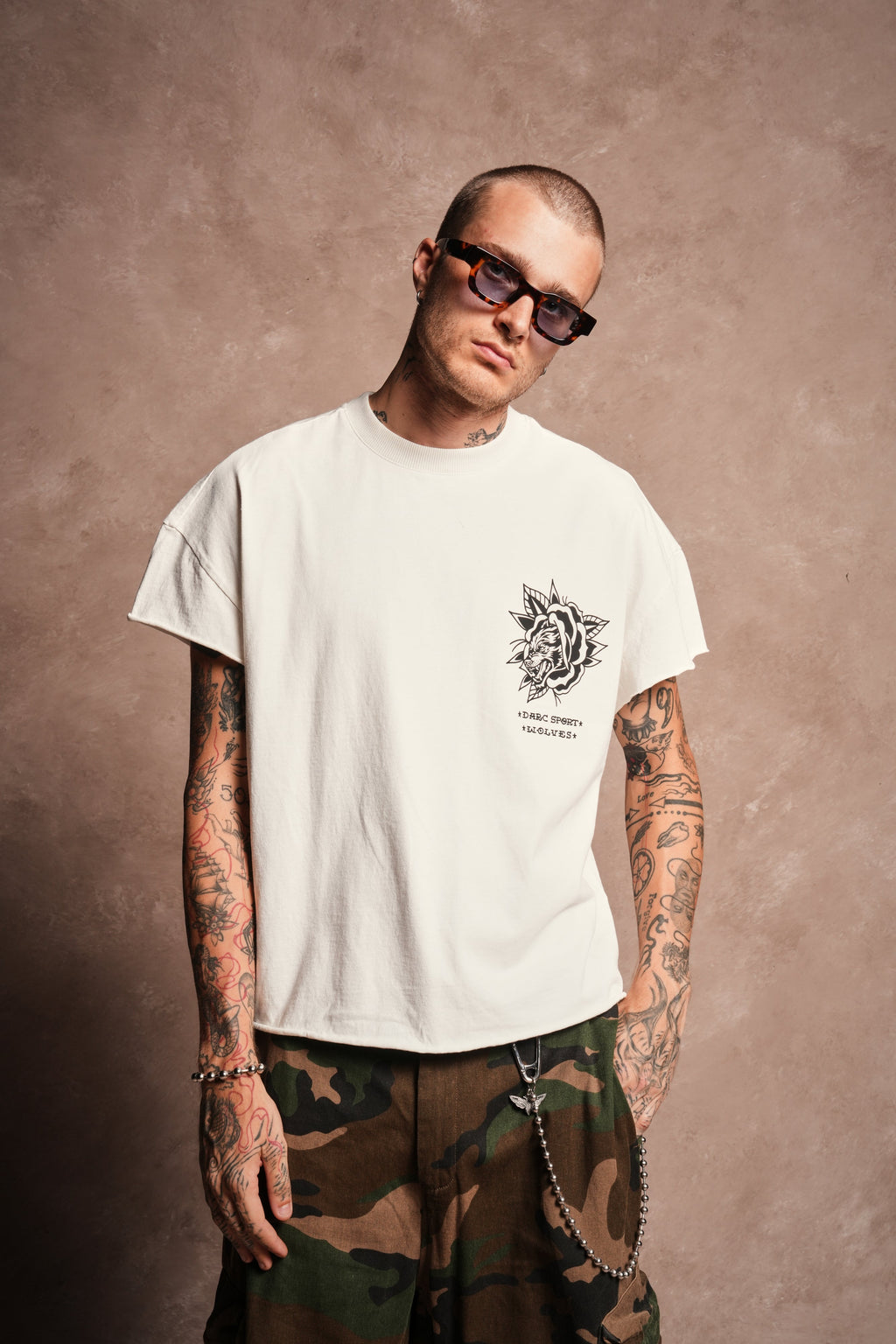 Wolf Head Rose Distressed Grunge Mid Length Raw Hem Cap Sleeve Tee in Cream