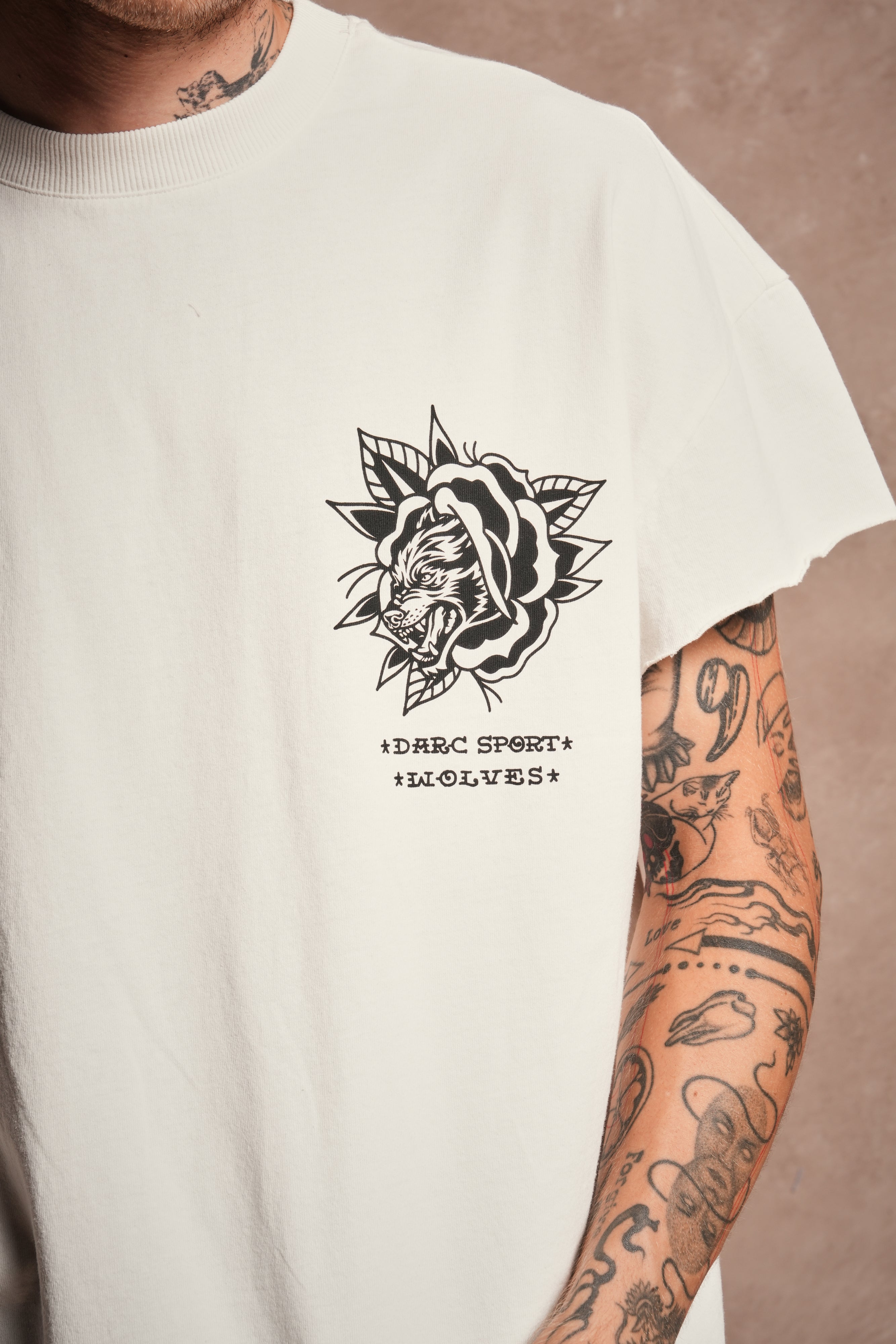 Wolf Head Rose Distressed Grunge Mid Length Raw Hem Cap Sleeve Tee in Cream