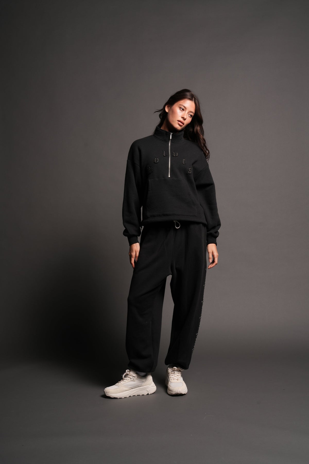 Stud Pyramid She Everson Mockneck Sweater In Black - imagem 3