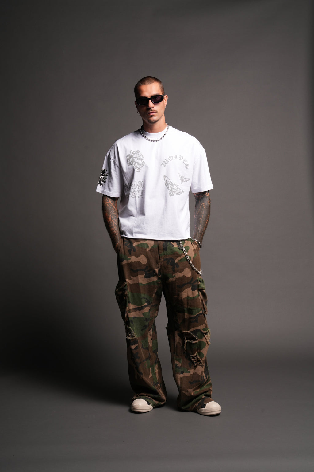 Flash Core Grunge Mid Length Raw Hem Tee In White - imagem 5