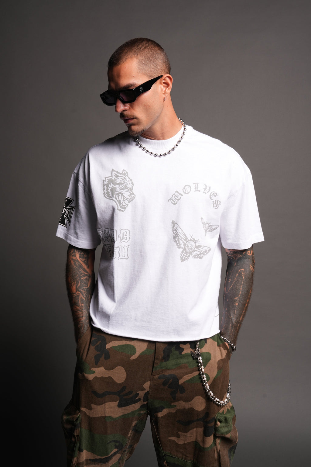 Flash Core Grunge Mid Length Raw Hem Tee In White - imagem 4