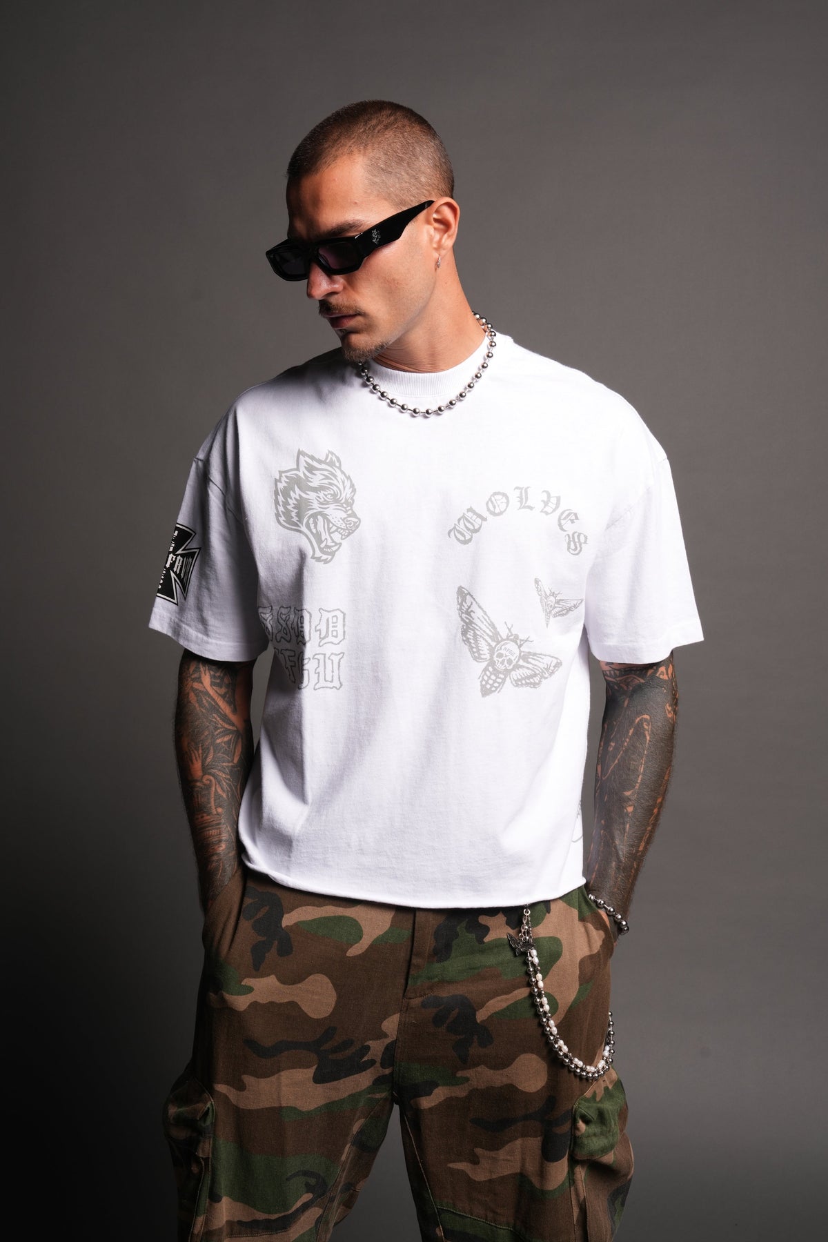 Flash Core Grunge Mid Length Raw Hem Tee In White - imagem 4