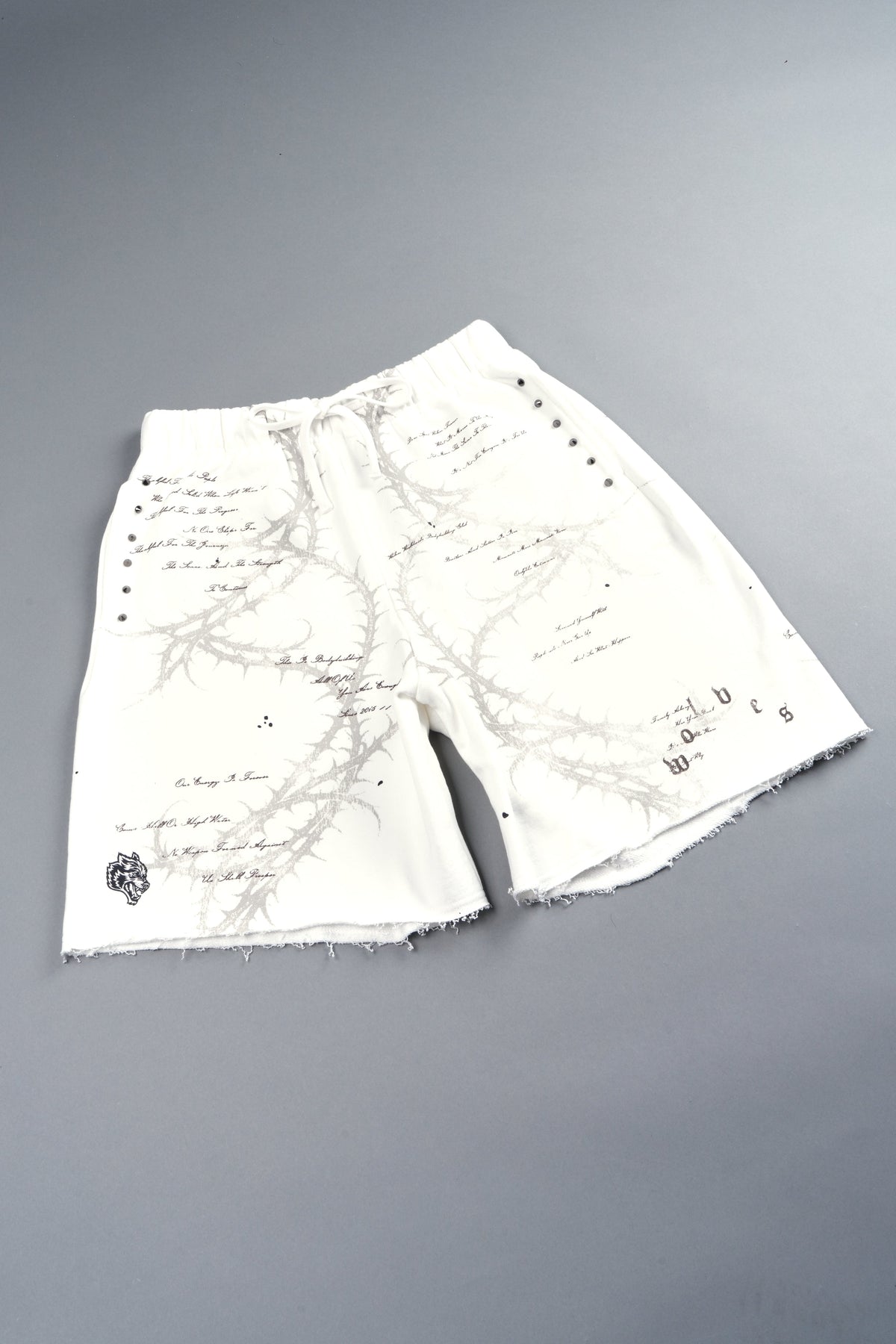 Thorns Frvr Grunge Oversized Raw Hem Post Lounge Sweat Shorts In Cream — imagem 3