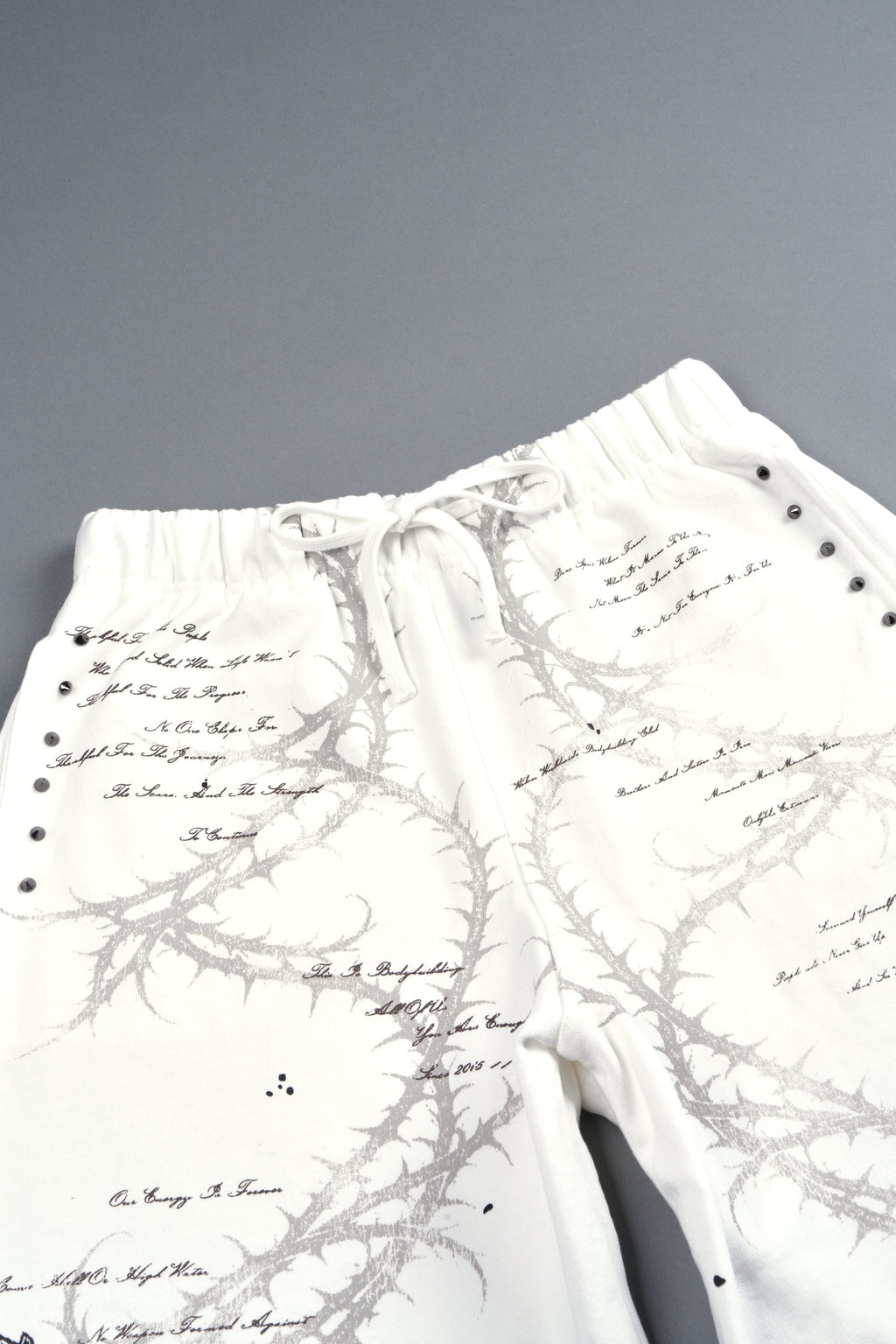 Thorns Frvr Grunge Oversized Raw Hem Post Lounge Sweat Shorts In Cream — imagem 4