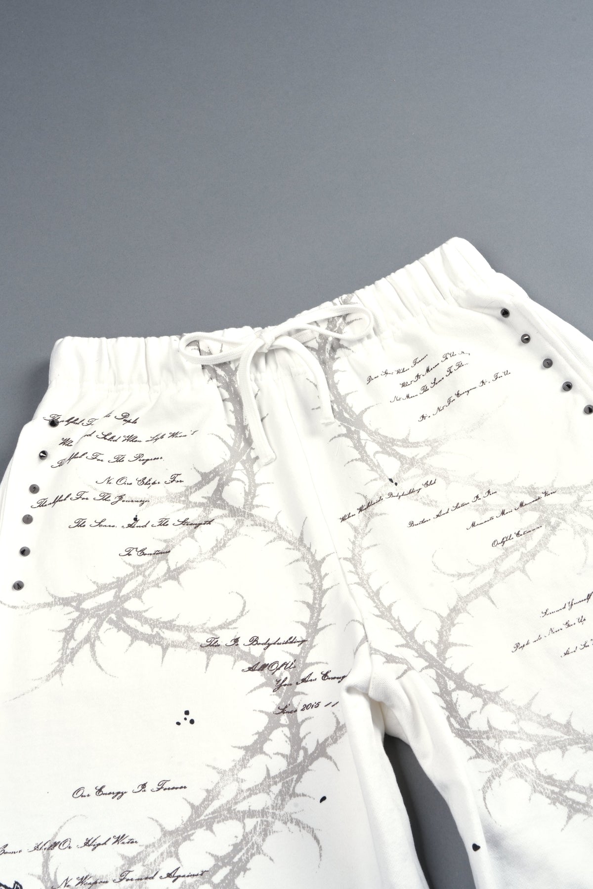 Thorns Frvr Grunge Oversized Raw Hem Post Lounge Sweat Shorts In Cream — imagem 4
