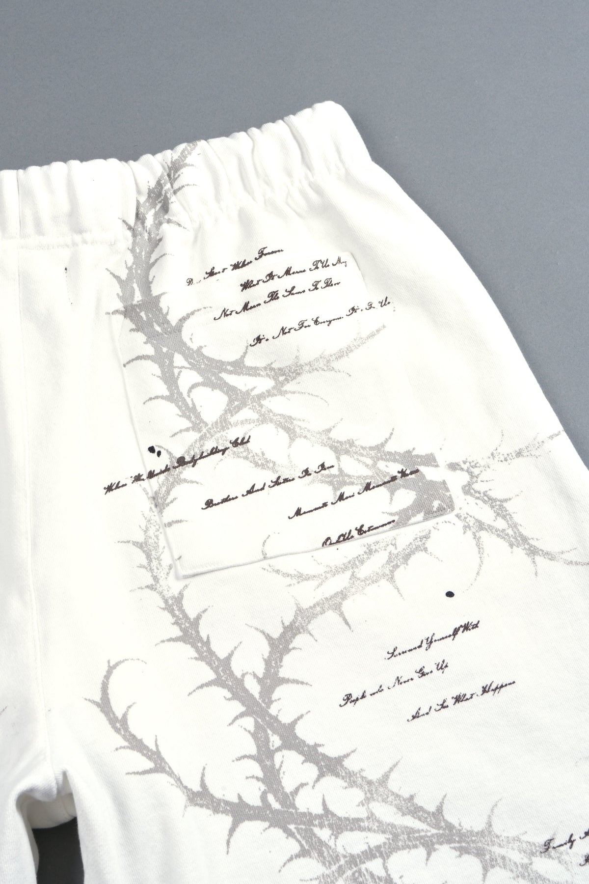 Thorns Frvr Grunge Oversized Raw Hem Post Lounge Sweat Shorts In Cream — imagem 7