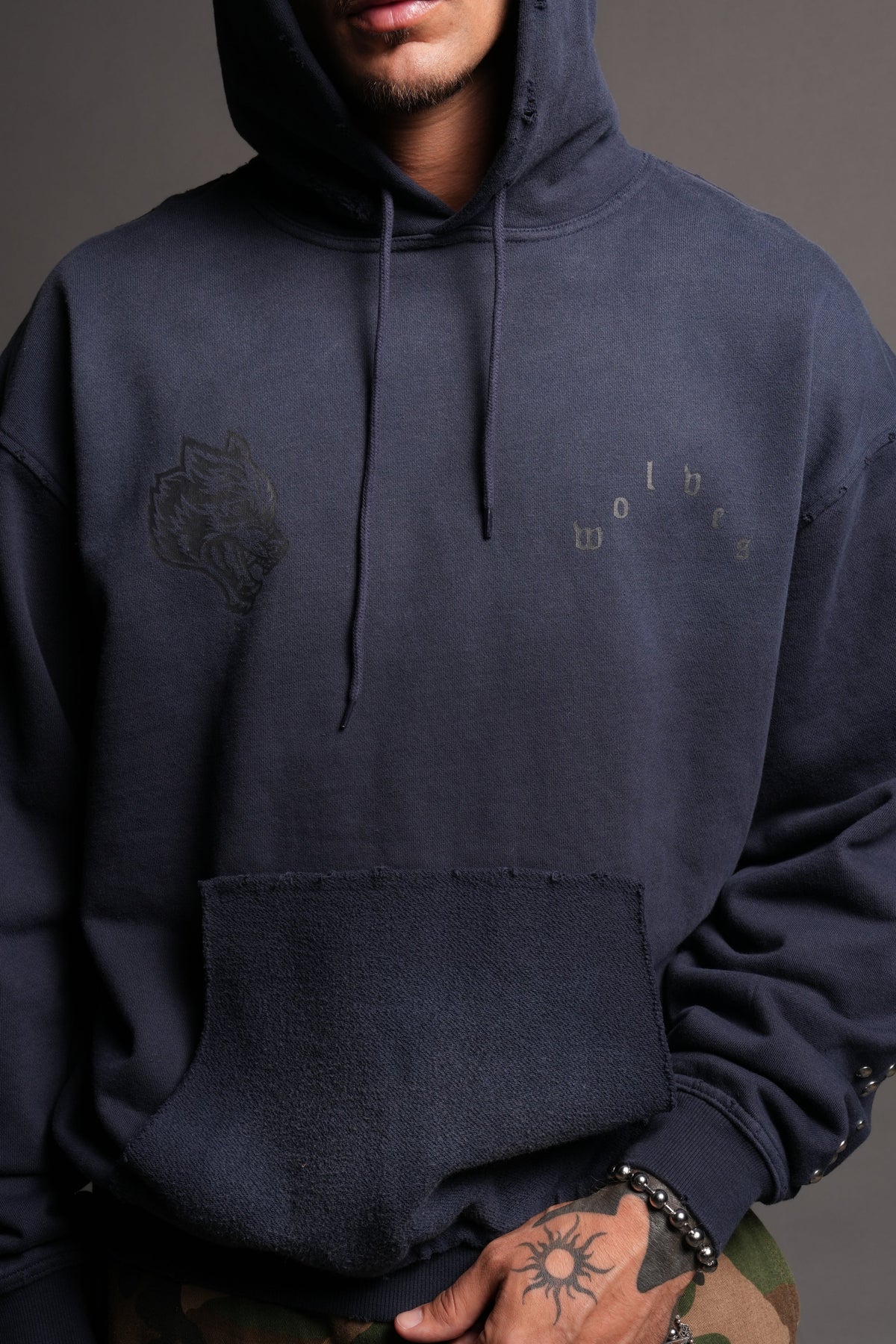 Wolves Heritage Grunge Moatis Hoodie In Navy Sun Fade - imagem 7