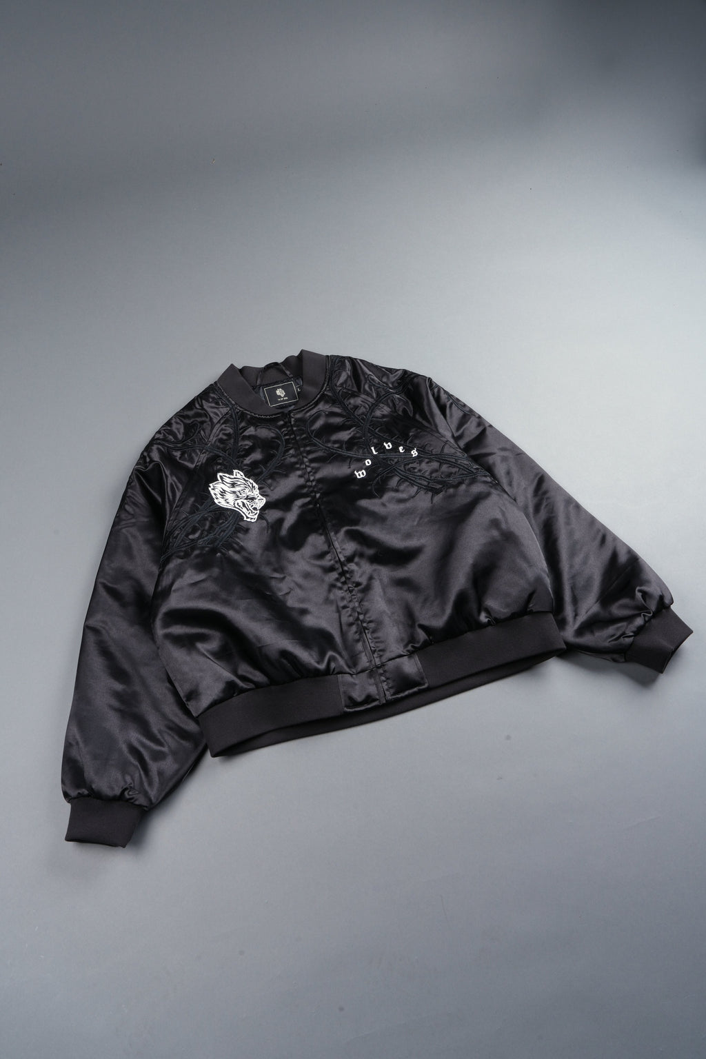 Thorns Frvr Cropped Satin Bomber Jacket In Black - imagem 3