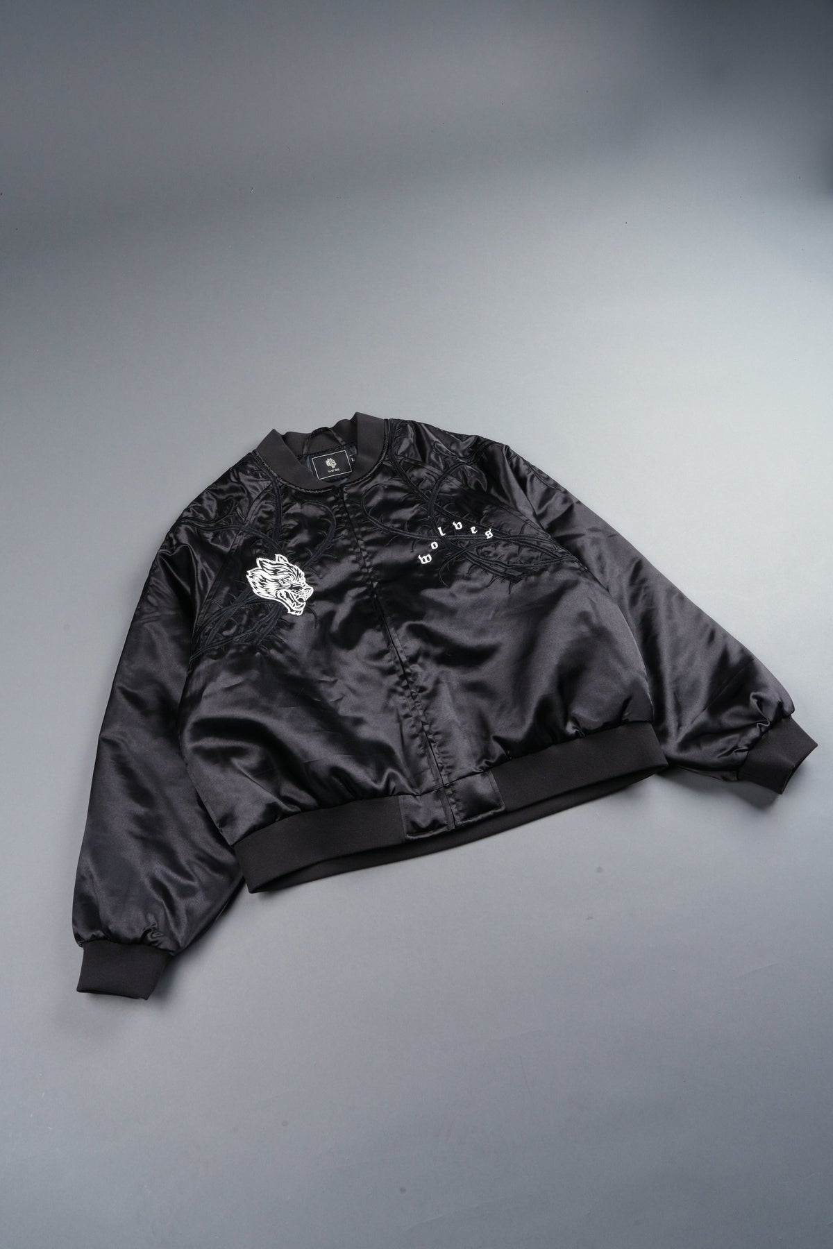 Thorns Frvr Cropped Satin Bomber Jacket In Black - imagem 3