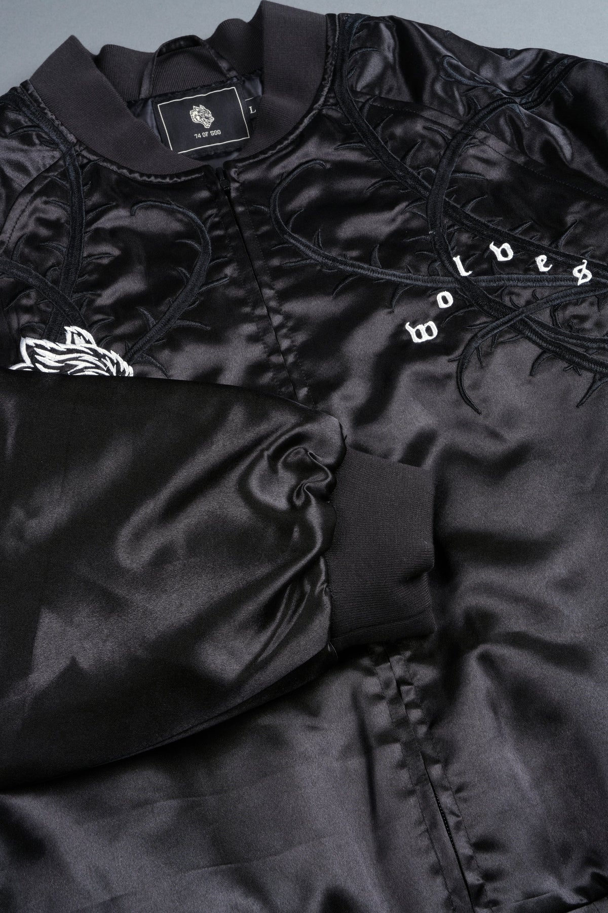 Thorns Frvr Cropped Satin Bomber Jacket In Black - imagem 5