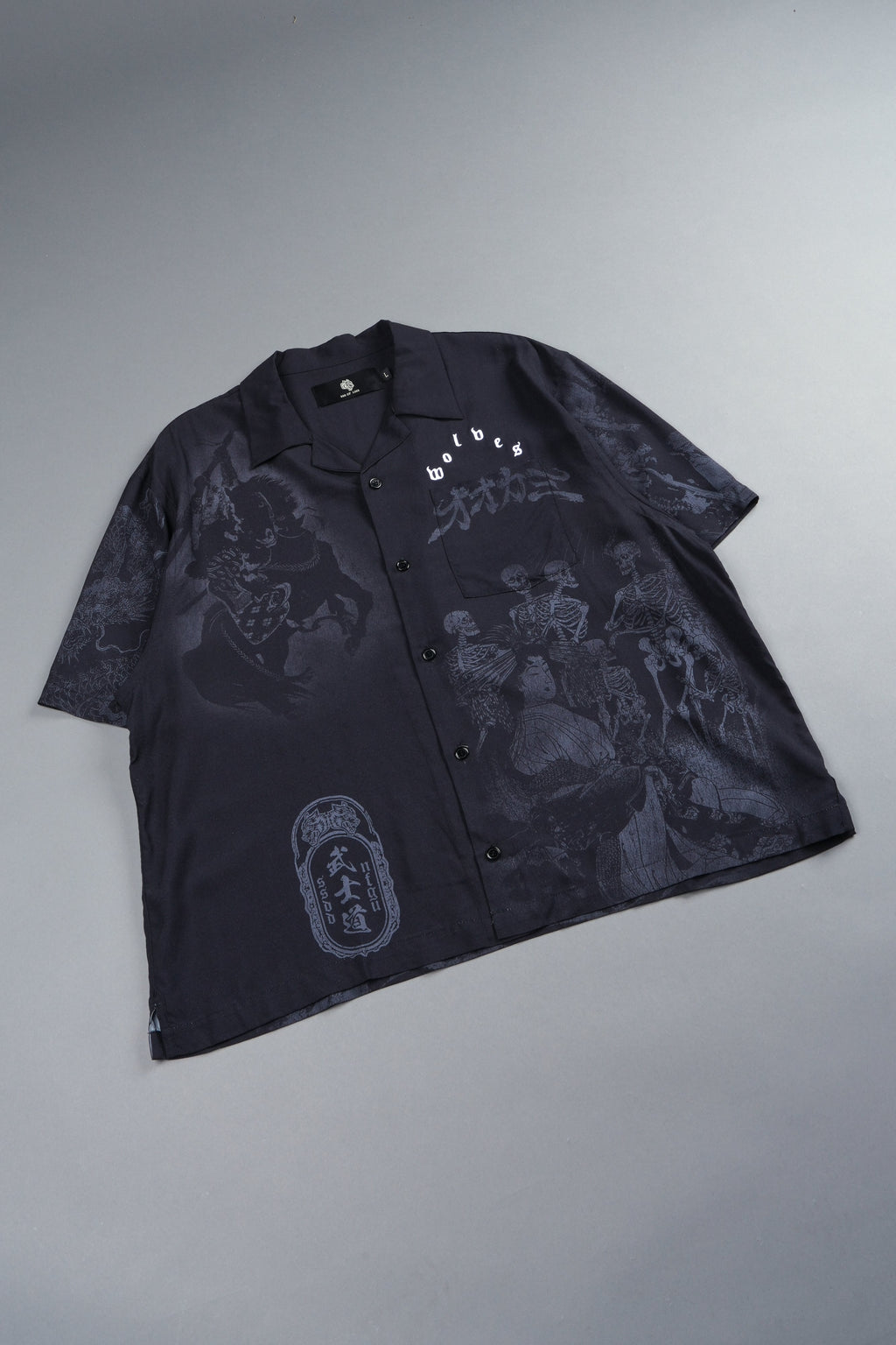 Ronin'S Lament Romero Mid Length Button Up in Black — imagem 8