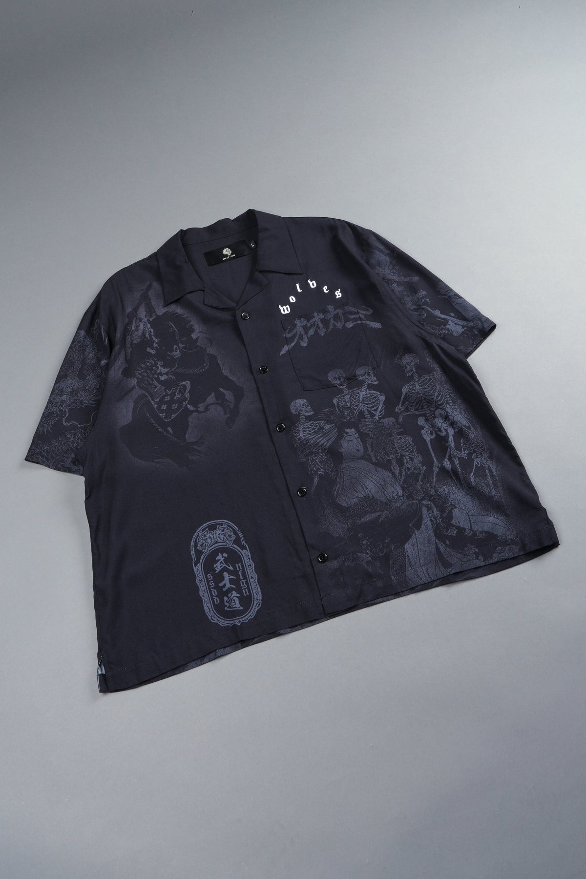 Ronin'S Lament Romero Mid Length Button Up in Black — imagem 8