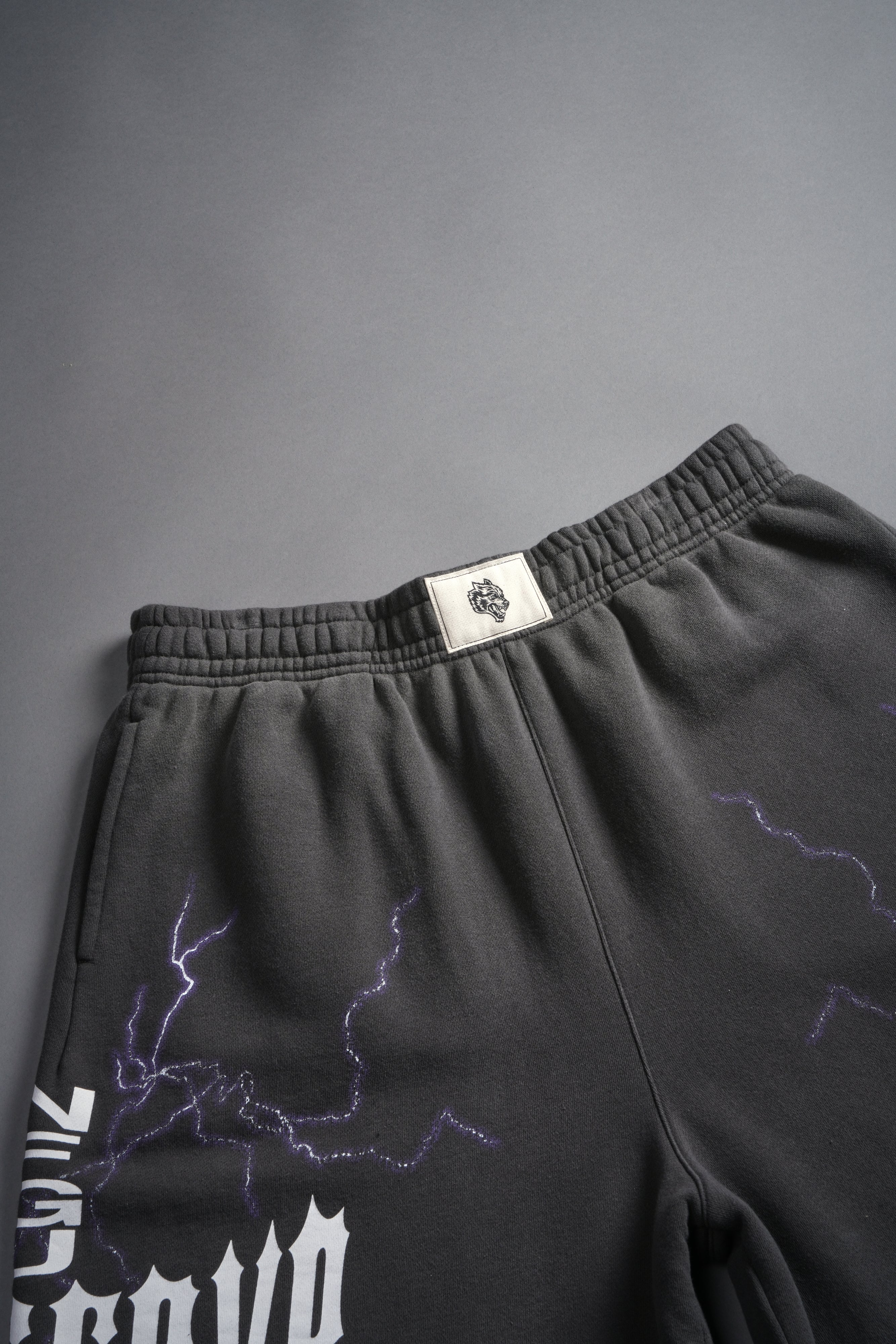 Iron Code Oversized Osiris Sweat Shorts in Wolf Gray Drift Wash — imagem 7