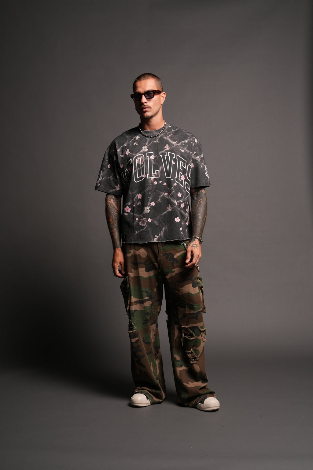 Loyalty Sakura Grunge Mid Length Raw Hem Tee In All Of Us Camo - imagem 4