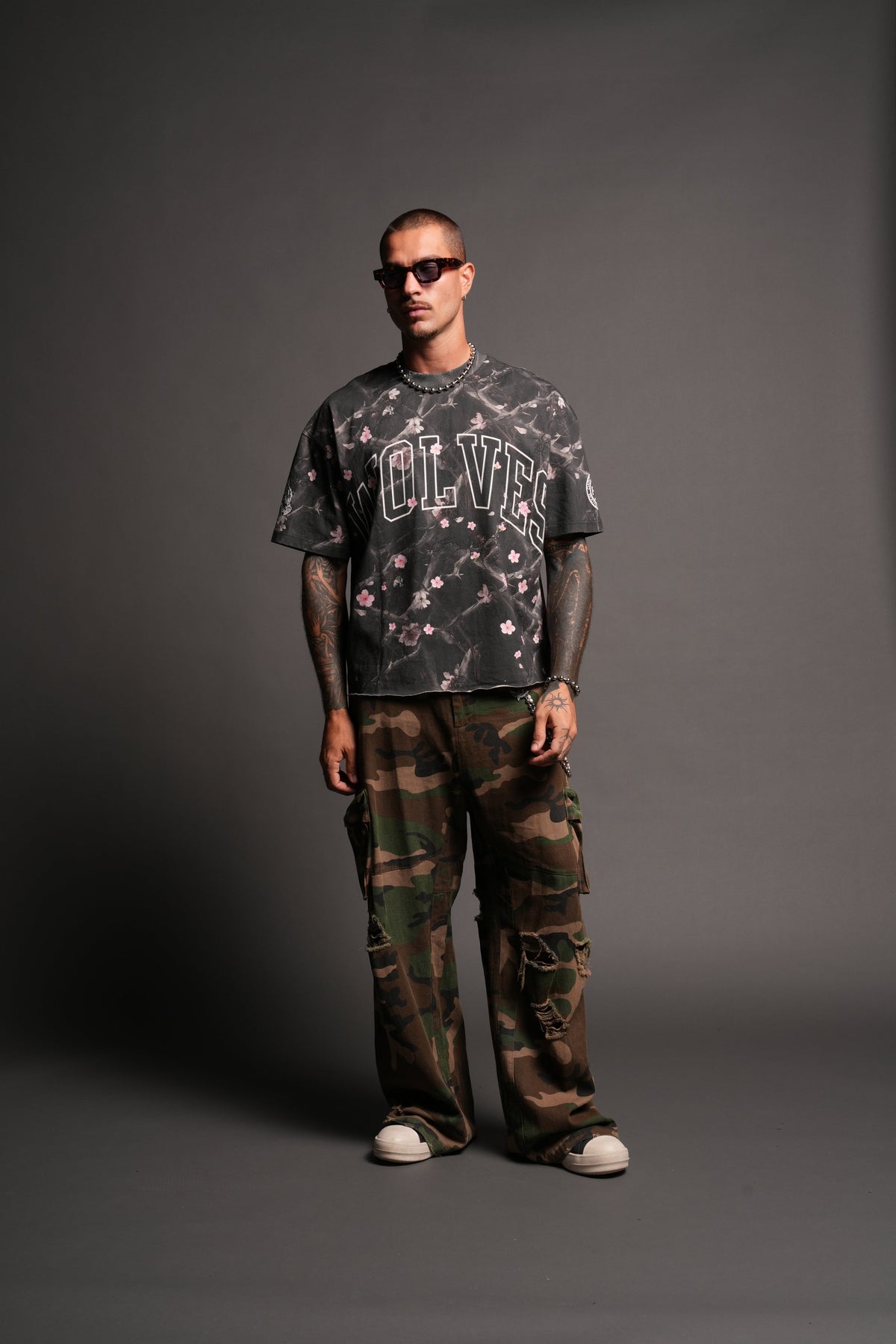 Loyalty Sakura Grunge Mid Length Raw Hem Tee In All Of Us Camo - imagem 4