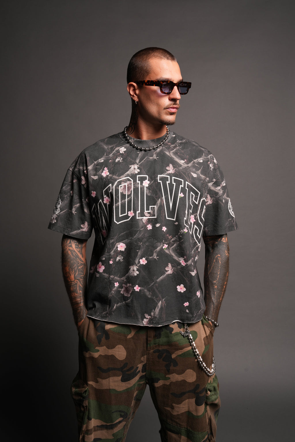 Loyalty Sakura Grunge Mid Length Raw Hem Tee In All Of Us Camo - imagem 2