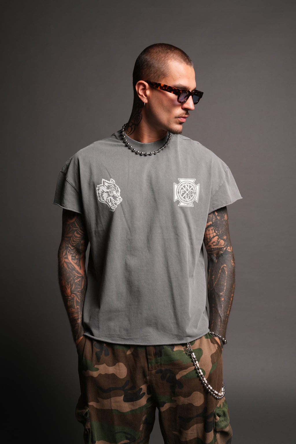 Wolves Club Cherub Grunge Mid Length Raw Hem Cap Sleeve Tee In Slate Gray - imagem 2