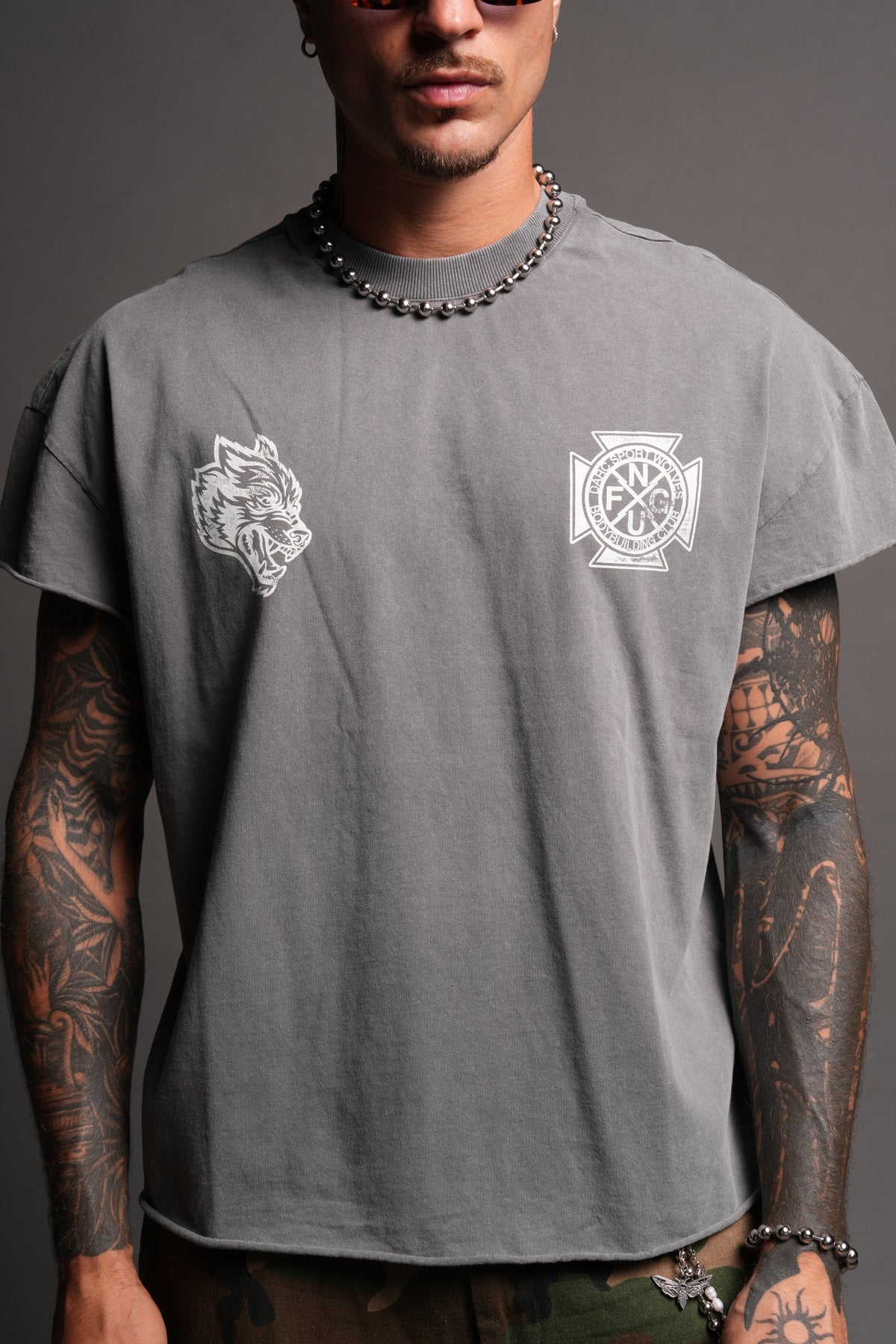 Wolves Club Cherub Grunge Mid Length Raw Hem Cap Sleeve Tee In Slate Gray - imagem 5