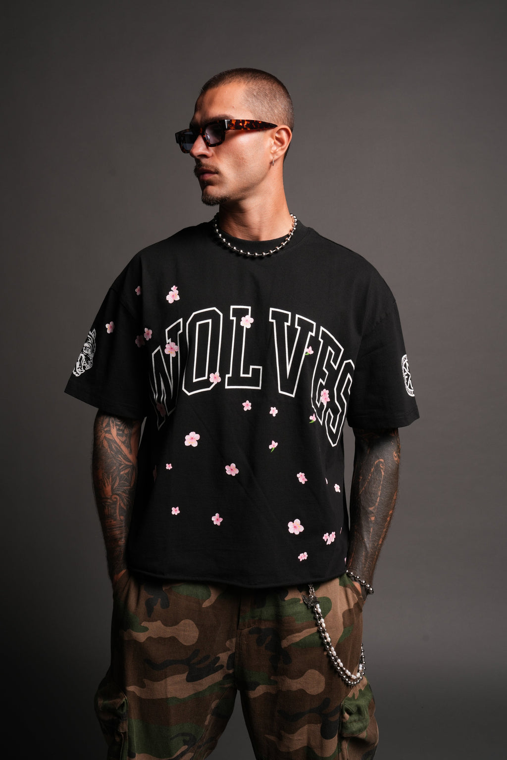 Loyalty Sakura Grunge Mid Length Raw Hem Tee In Black - imagem 5