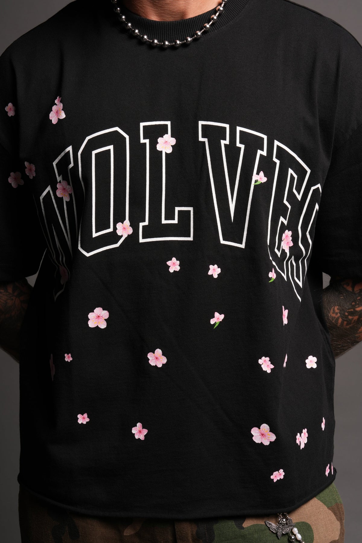 Loyalty Sakura Grunge Mid Length Raw Hem Tee In Black - imagem 4