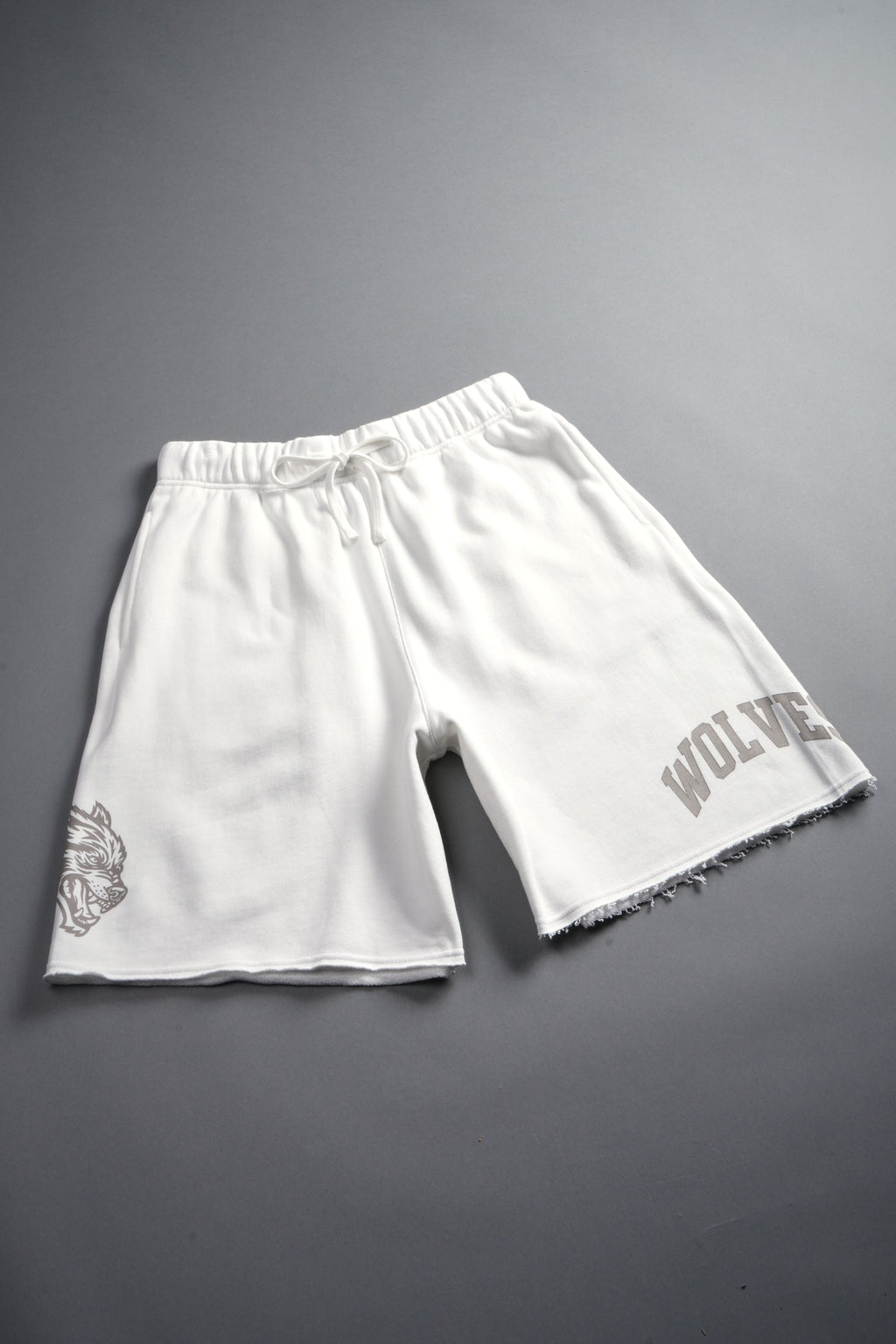 Loyalty Frvr Raw Hem Oversized Post Lounge Sweat Shorts in Cream — imagem 7