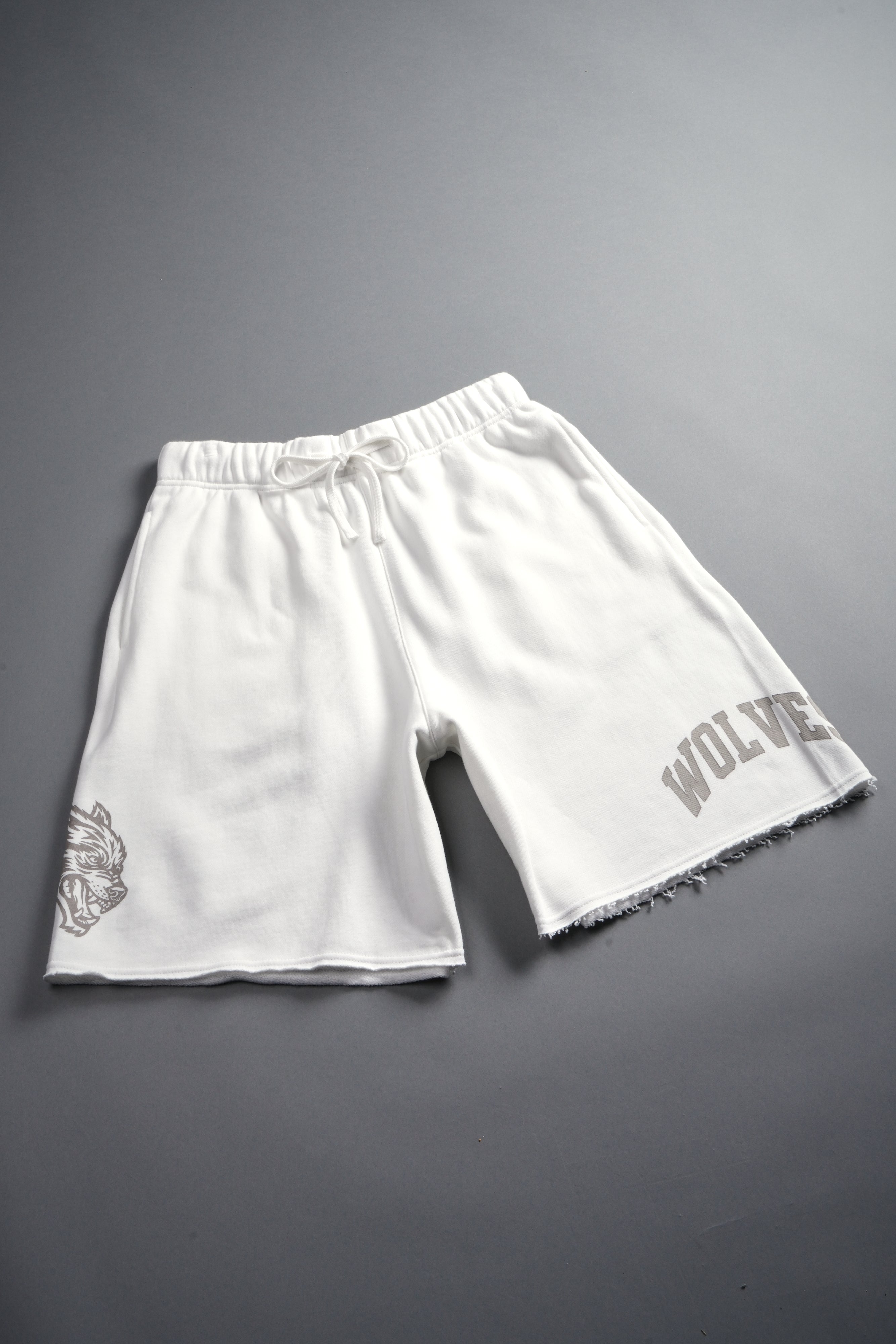 Loyalty Frvr Raw Hem Oversized Post Lounge Sweat Shorts in Cream — imagem 7