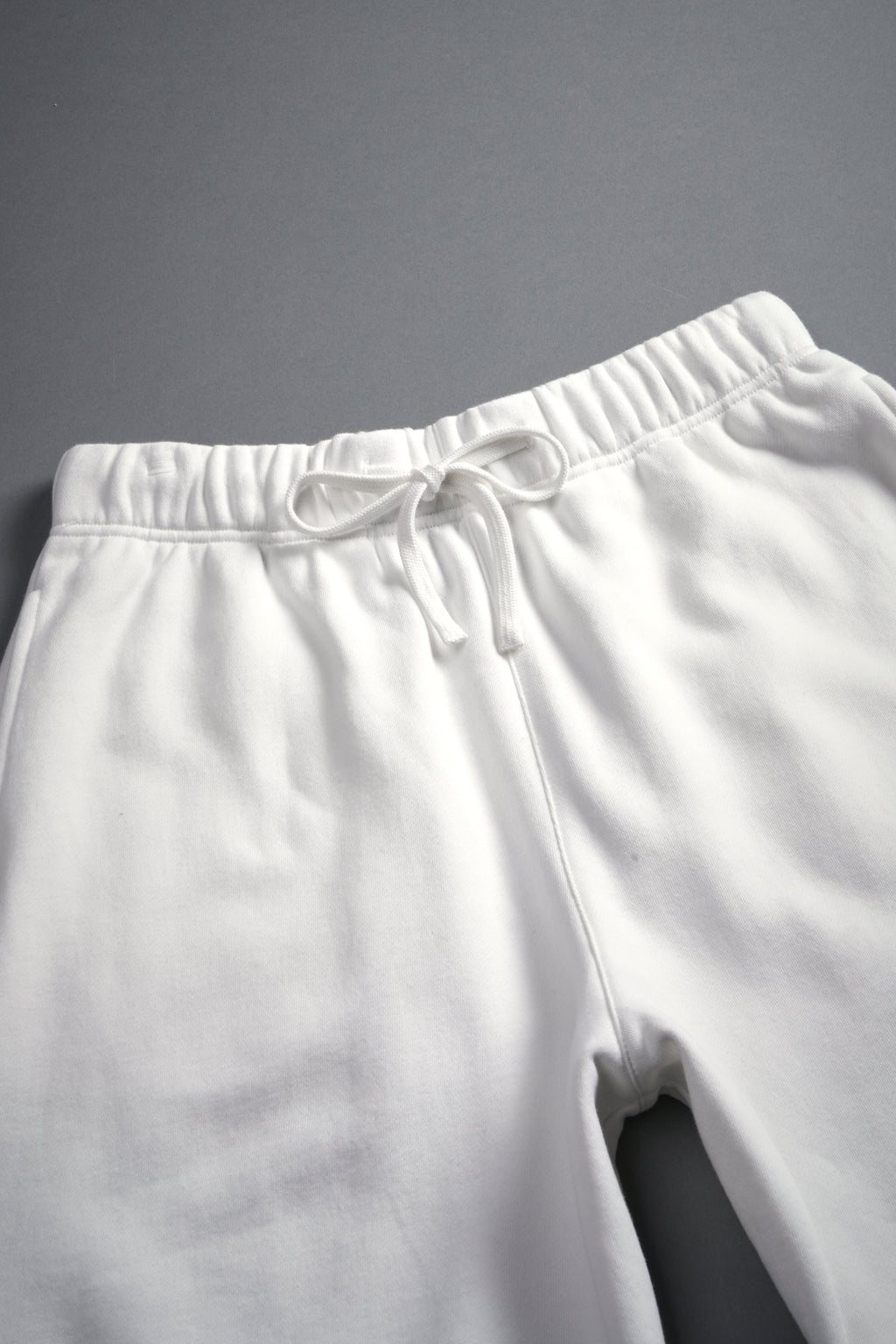 Loyalty Frvr Raw Hem Oversized Post Lounge Sweat Shorts in Cream — imagem 8