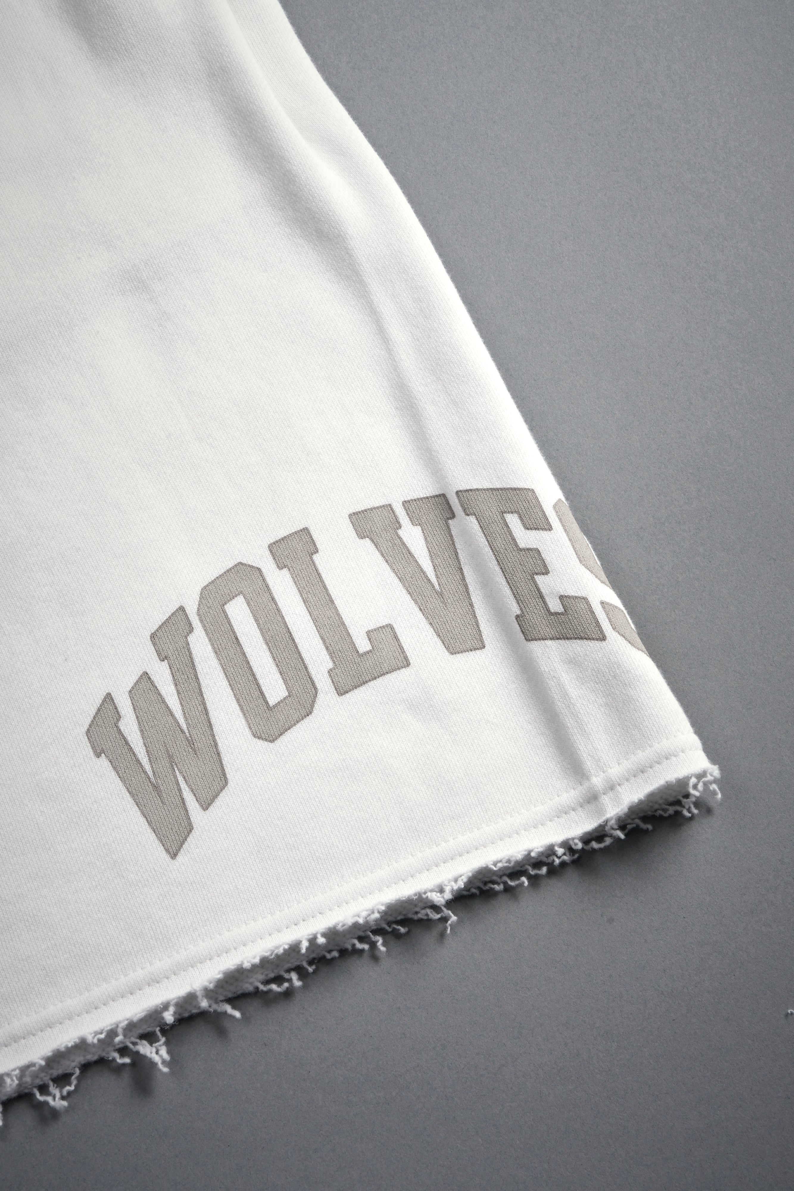 Loyalty Frvr Raw Hem Oversized Post Lounge Sweat Shorts in Cream — imagem 9