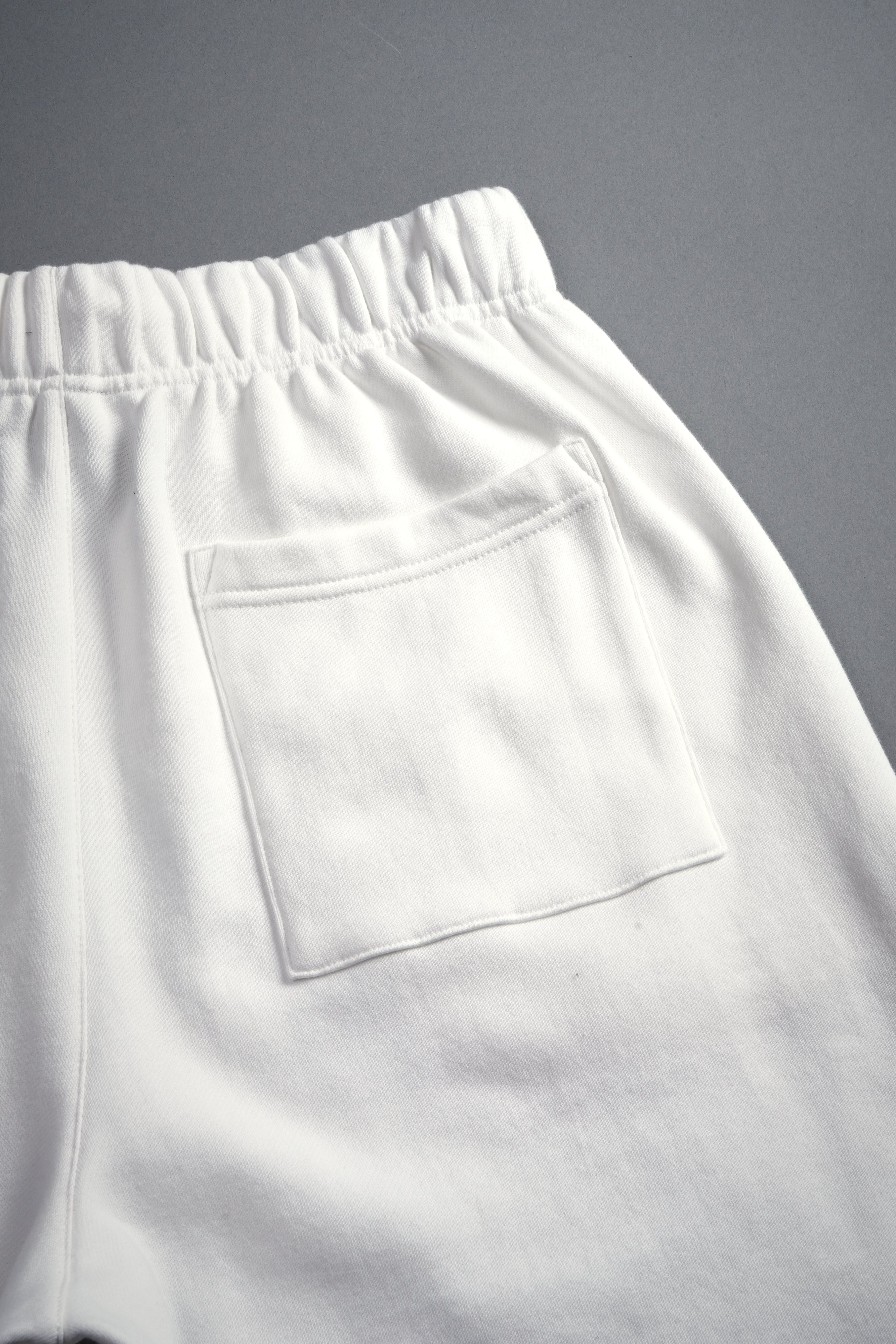 Loyalty Frvr Raw Hem Oversized Post Lounge Sweat Shorts in Cream — imagem 11