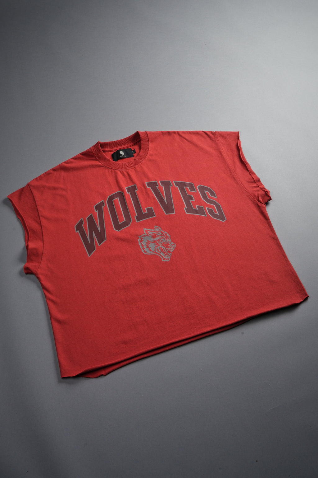 Loyalty Frvr Grunge Cut-Off Tee in Roman Red — imagem 6