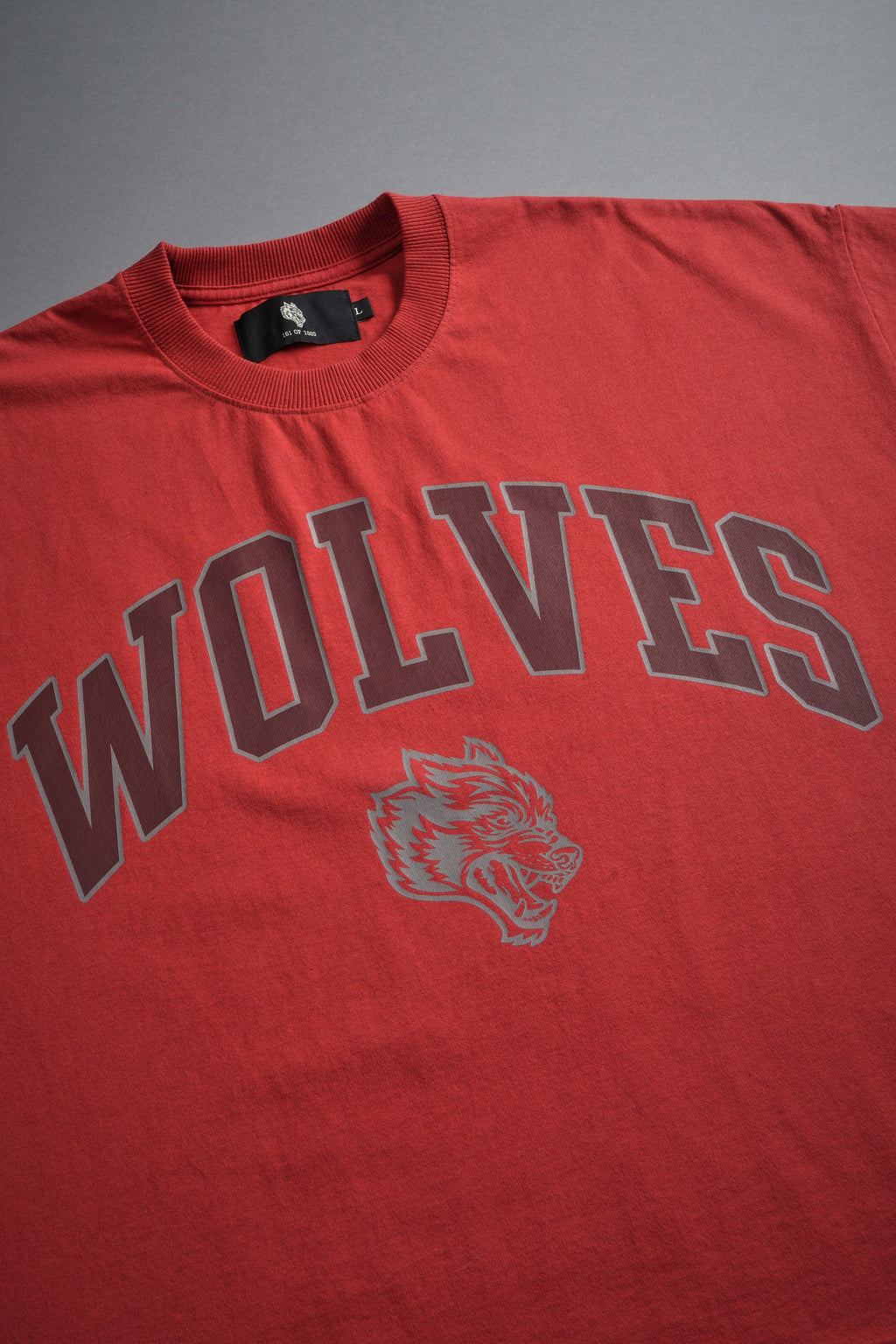 Loyalty Frvr Grunge Cut-Off Tee in Roman Red — imagem 7