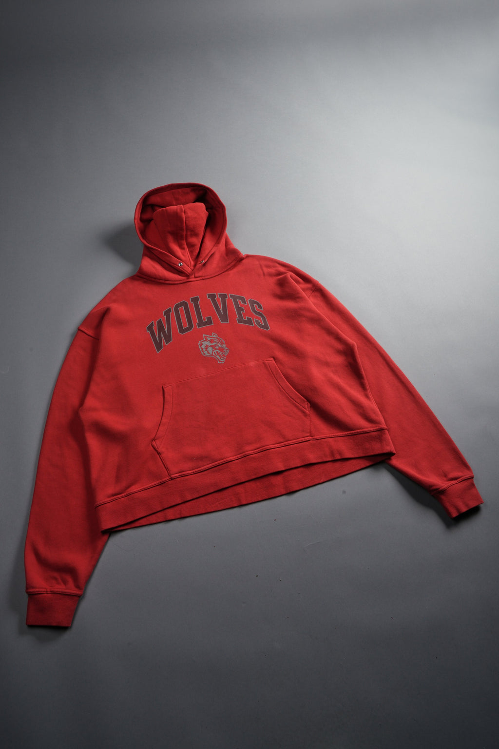 Loyalty Frvr Box Cut Pierce Hoodie in Roman Red — imagem 3