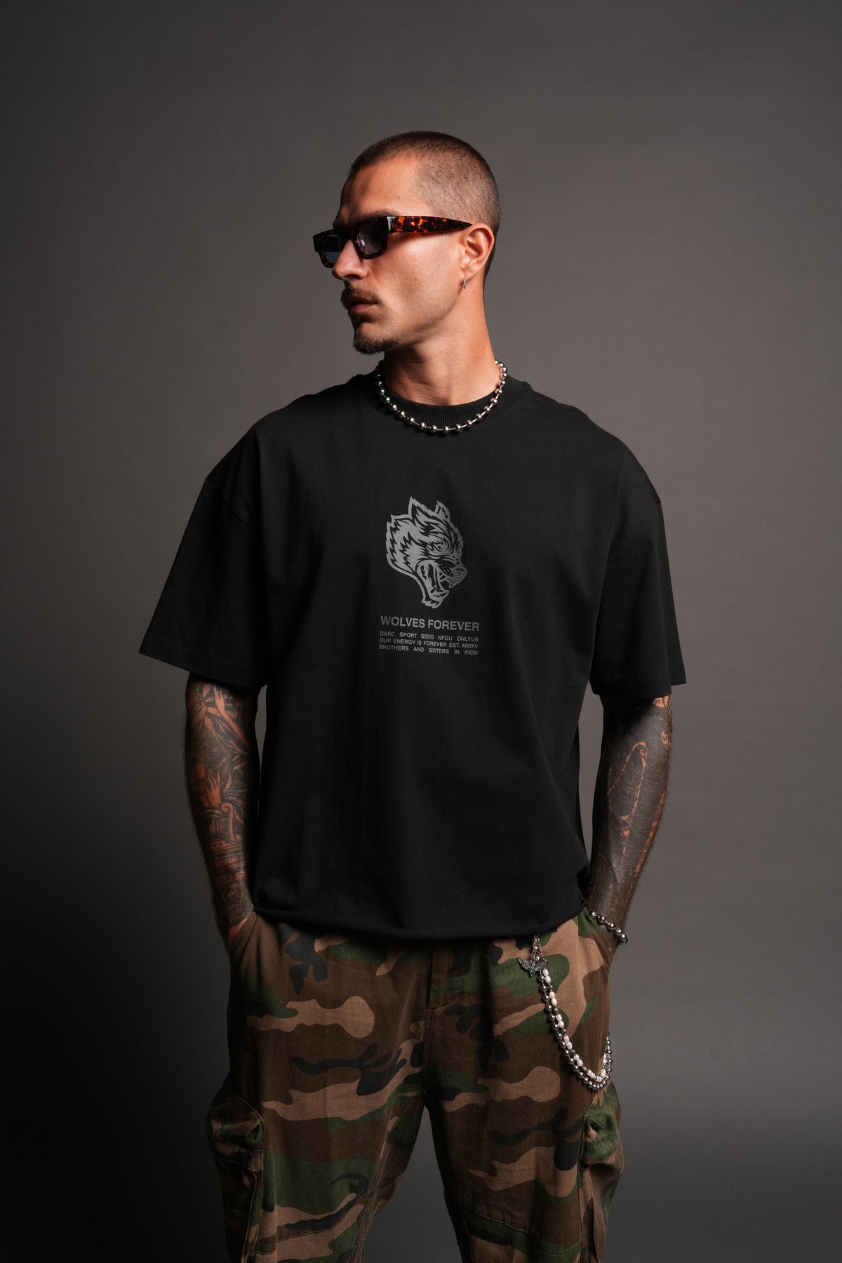 Wolves Have Your Back Distressed Grunge Mid Length Raw Hem Tee In Black - imagem 2