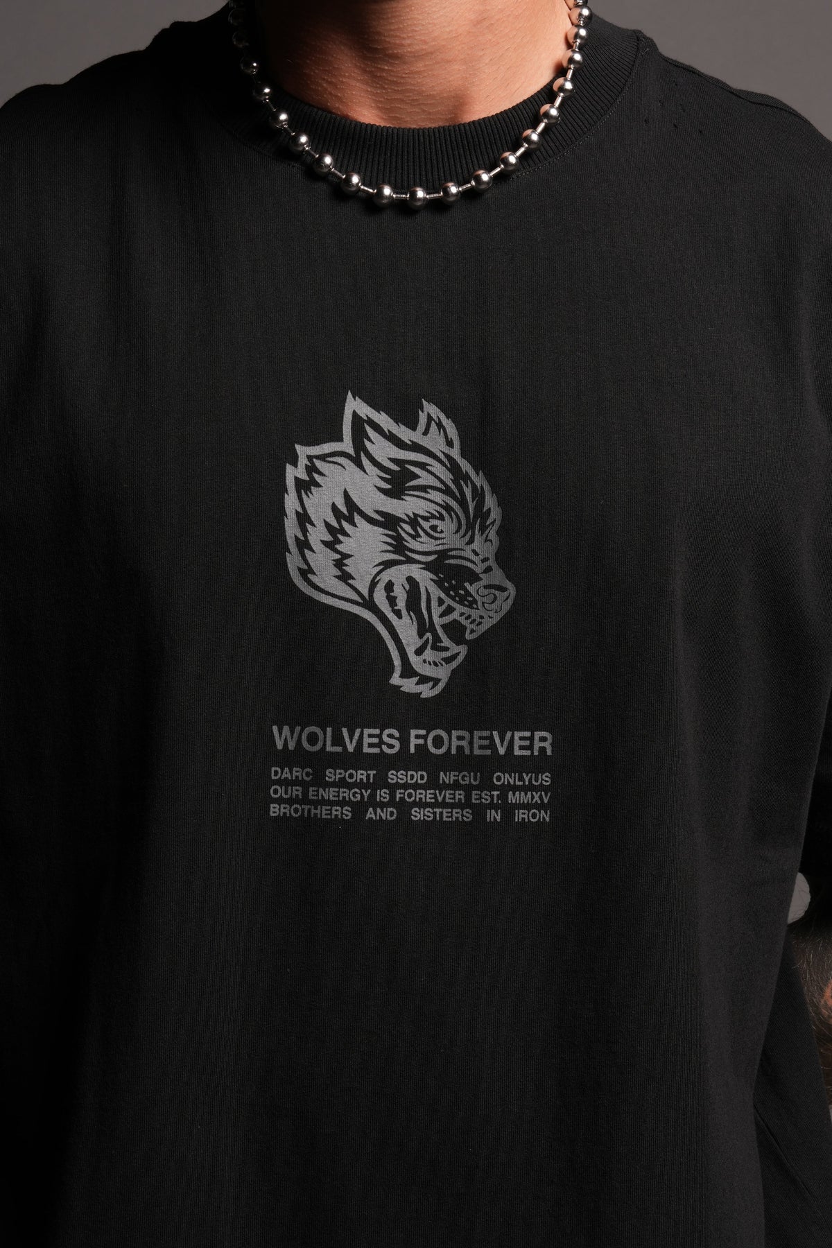 Wolves Have Your Back Distressed Grunge Mid Length Raw Hem Tee In Black - imagem 5