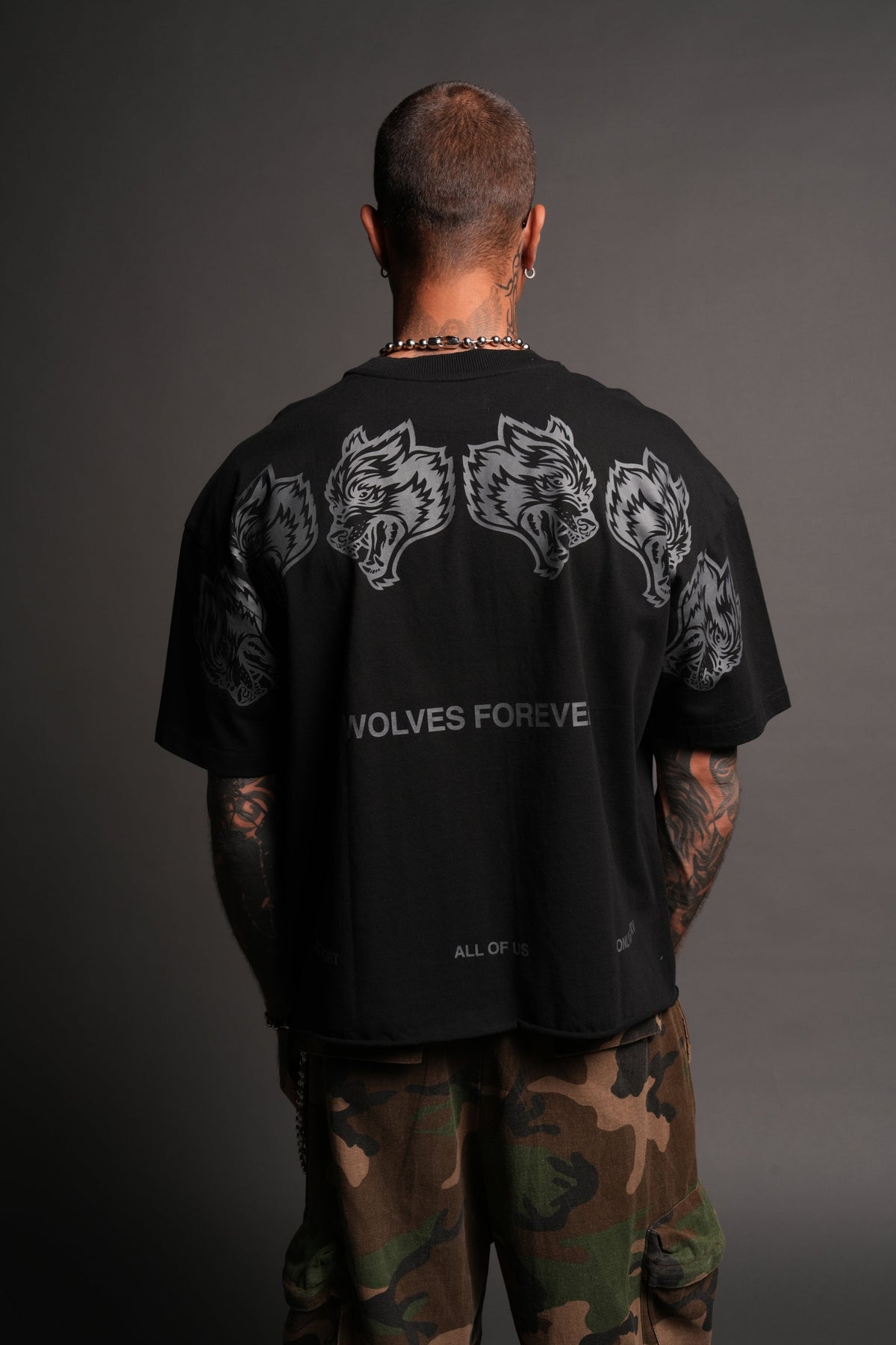 Wolves Have Your Back Distressed Grunge Mid Length Raw Hem Tee In Black - imagem 4