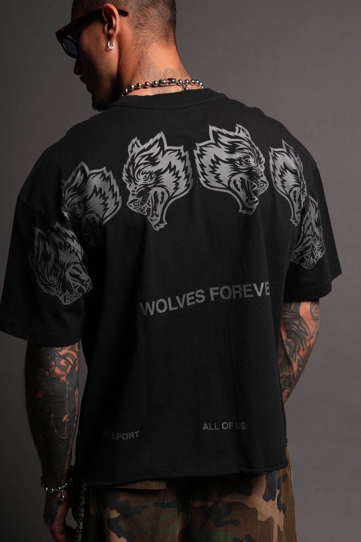 Wolves Have Your Back Distressed Grunge Mid Length Raw Hem Tee In Black - imagem 6