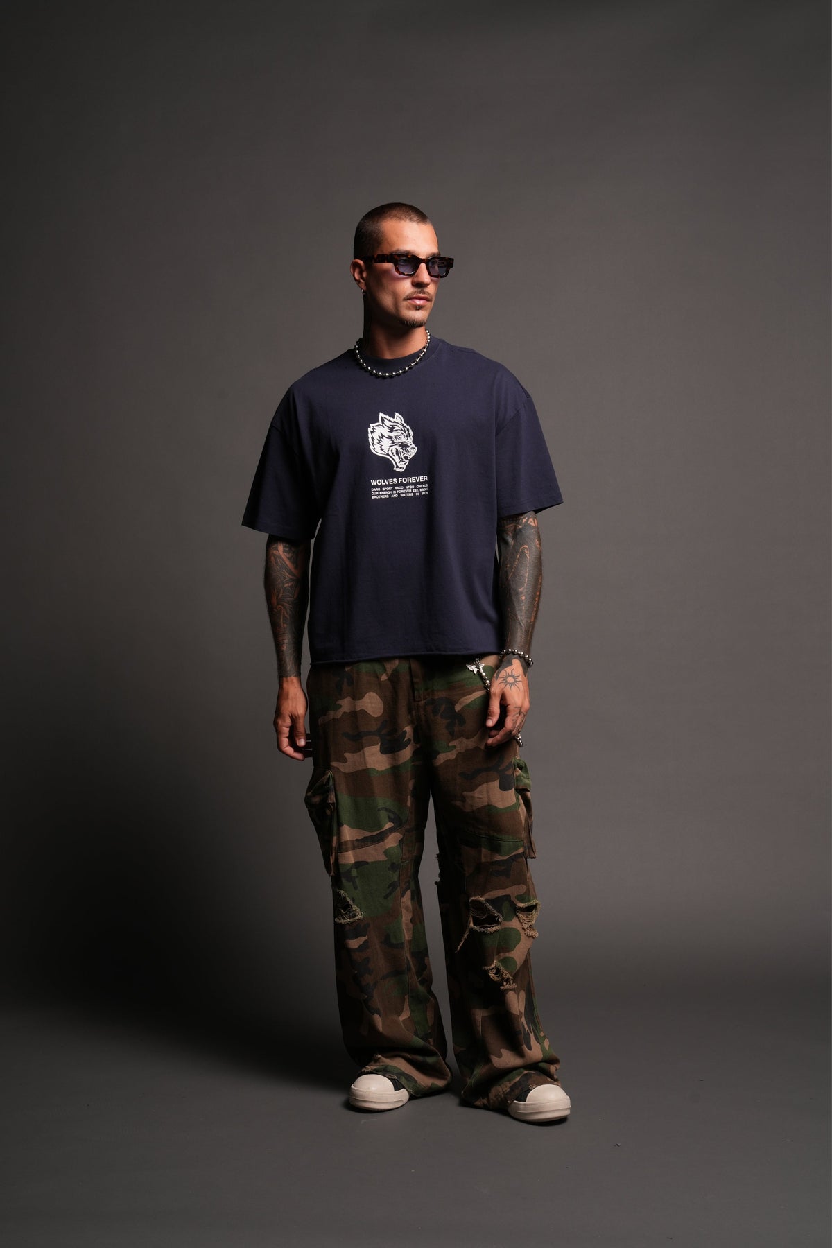 Wolves Have Your Back Distressed Grunge Mid Length Raw Hem Tee In Navy - imagem 5