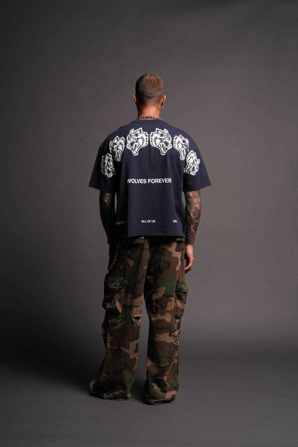 Wolves Have Your Back Distressed Grunge Mid Length Raw Hem Tee In Navy - imagem 6