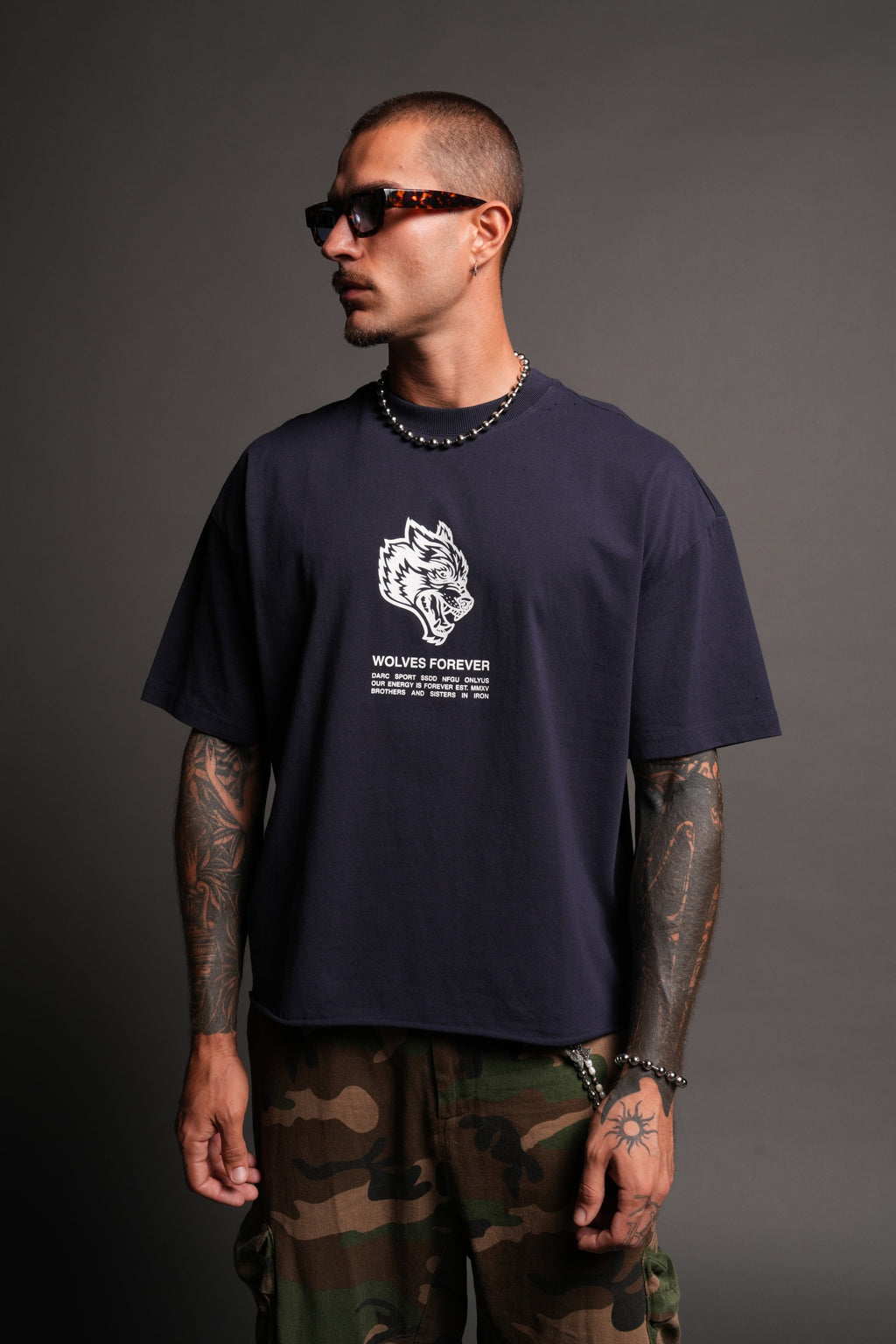 Wolves Have Your Back Distressed Grunge Mid Length Raw Hem Tee In Navy - imagem 2