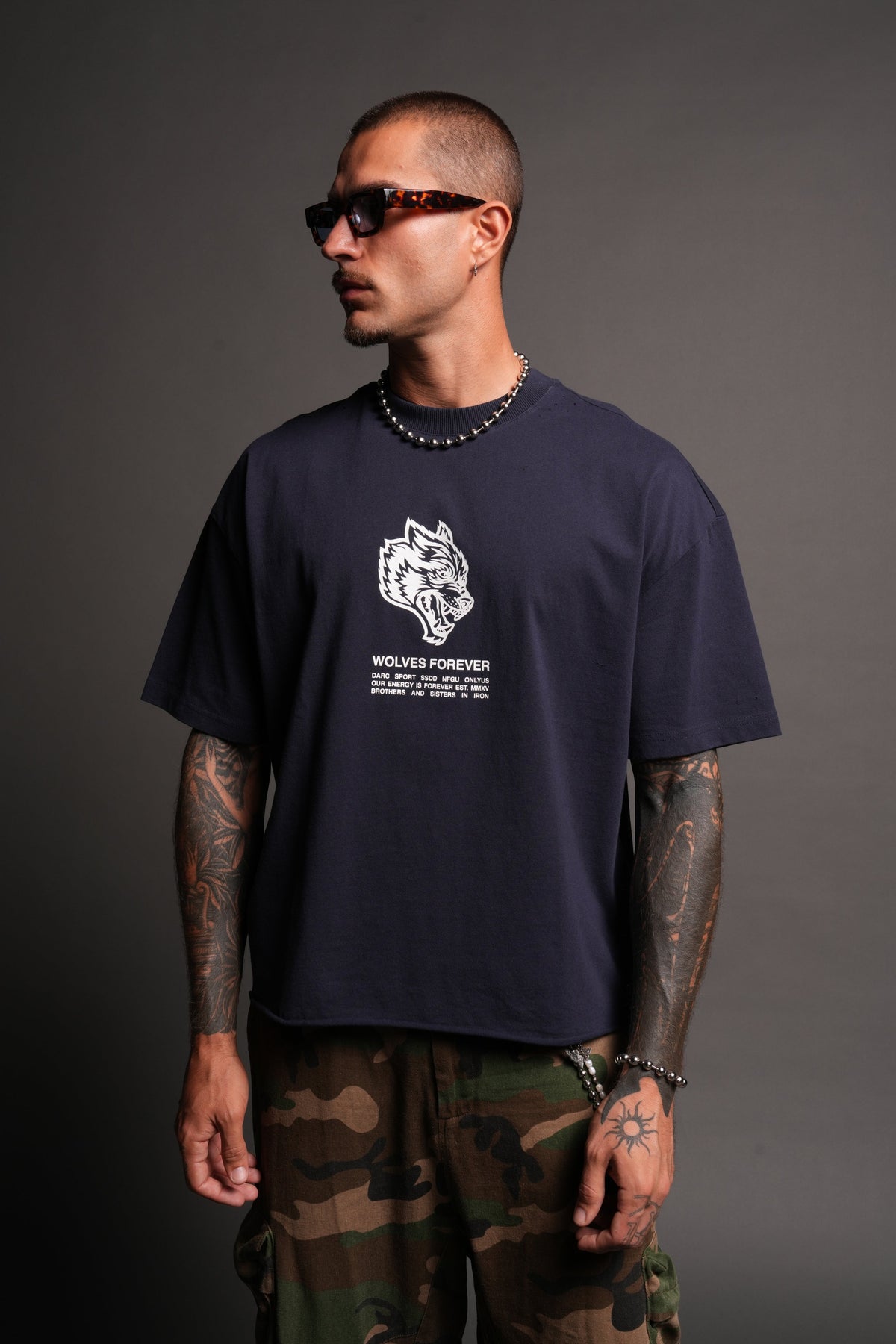Wolves Have Your Back Distressed Grunge Mid Length Raw Hem Tee In Navy - imagem 2