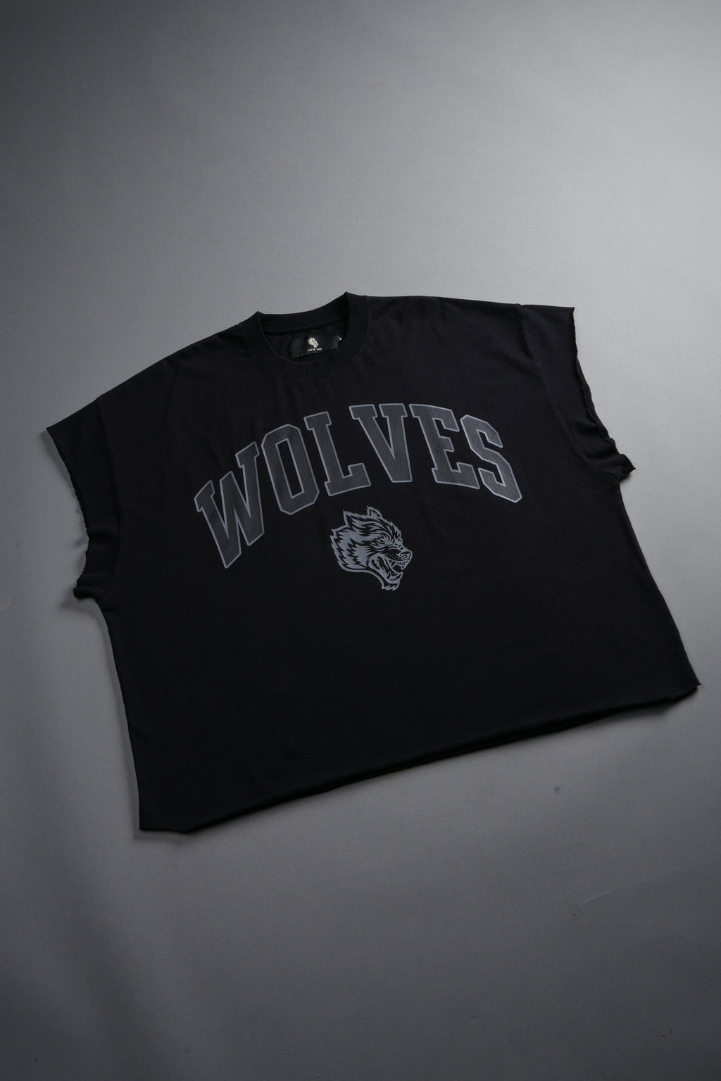 Loyalty Frvr Grunge Cut-Off Tee in Black — imagem 9